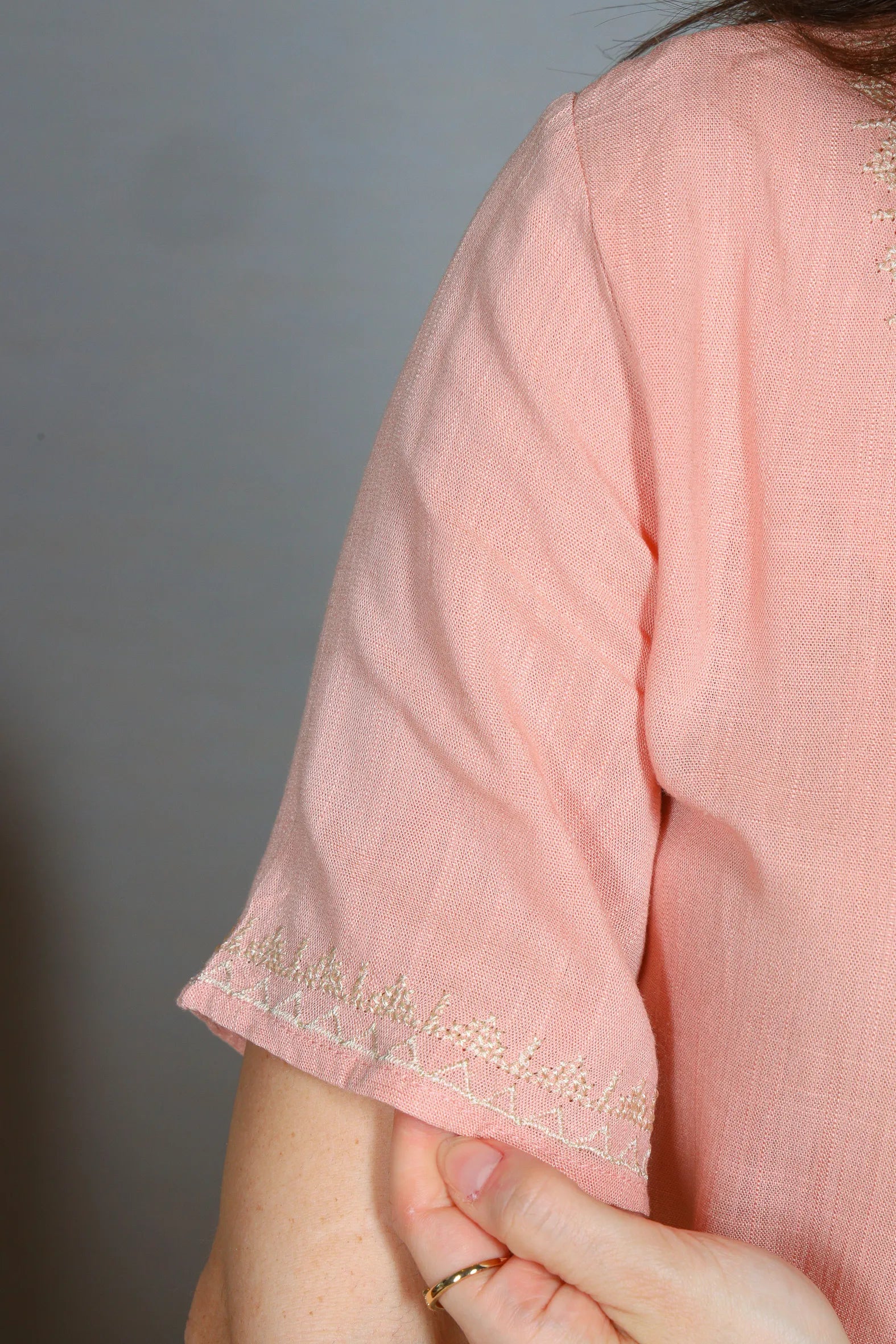 Blusa Manga Curta Viscose Detalhe Bordado Tereza Rosa