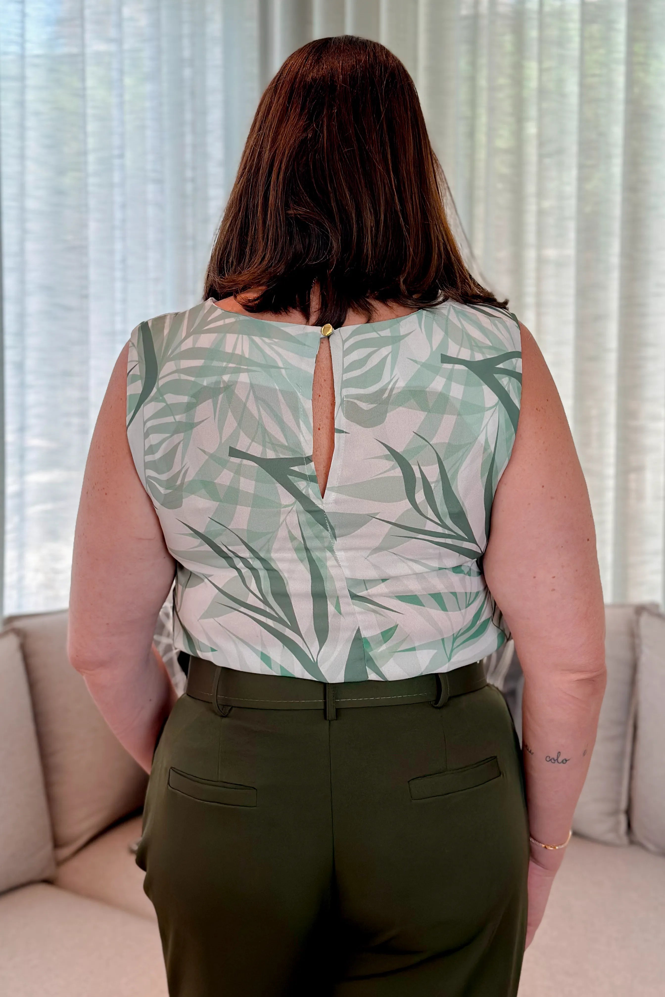 Blusa Regata Decote Drapeado Sophia Estampada Folhas Verde