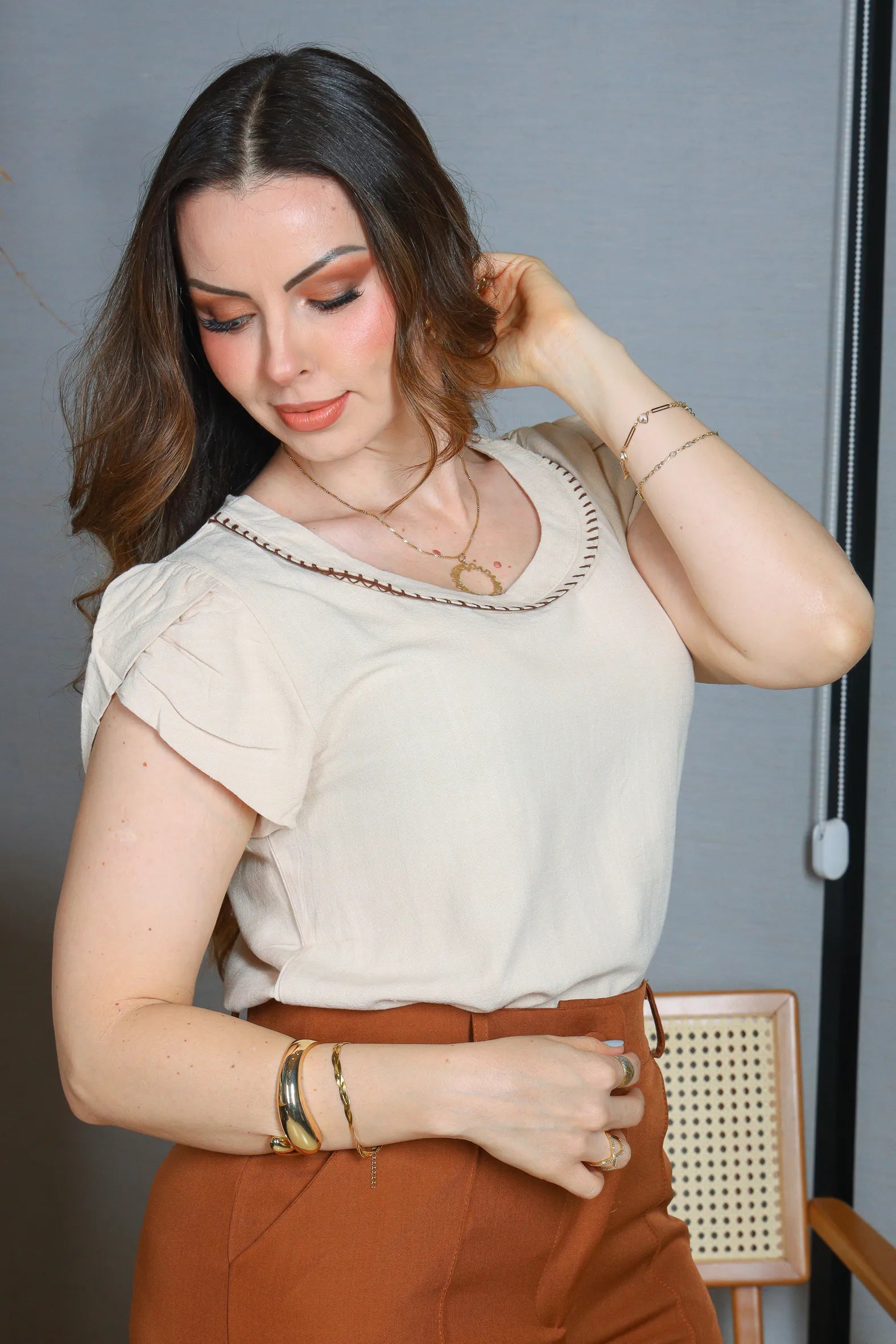 Blusa Manga Curta Transpassada Visco Linho Detalhe Colo Fabiana Bege