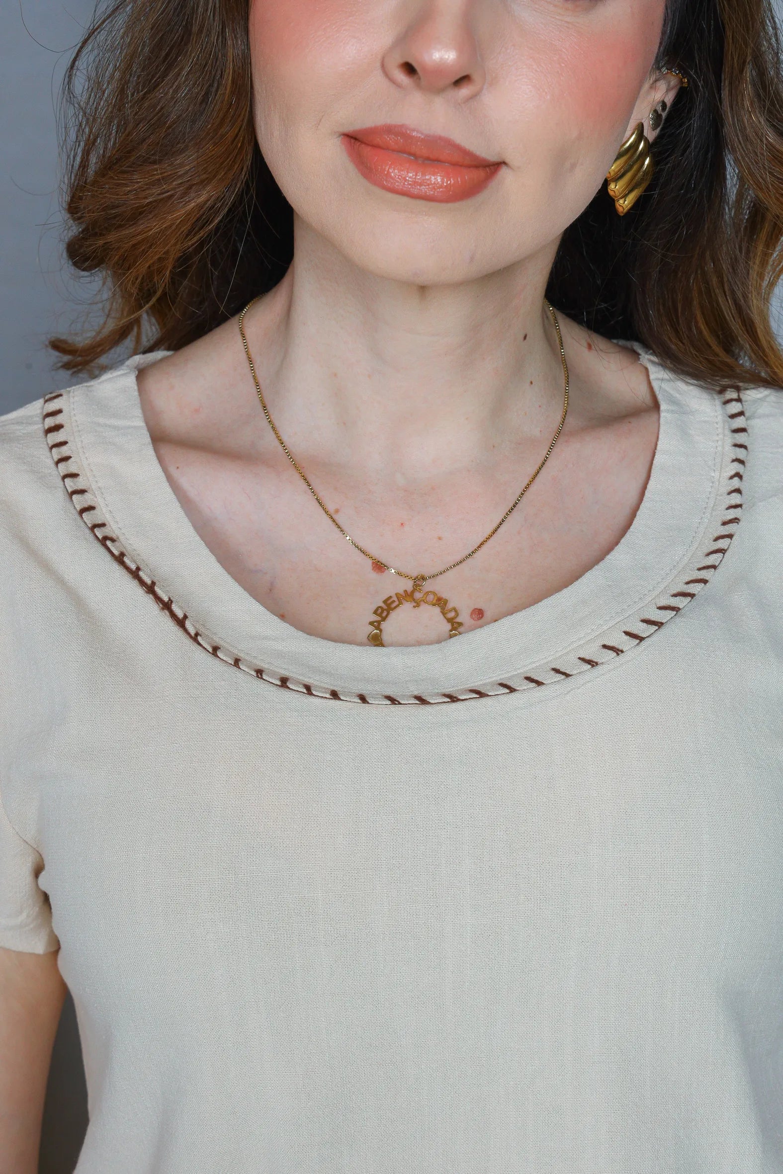 Blusa Manga Curta Transpassada Visco Linho Detalhe Colo Fabiana Bege