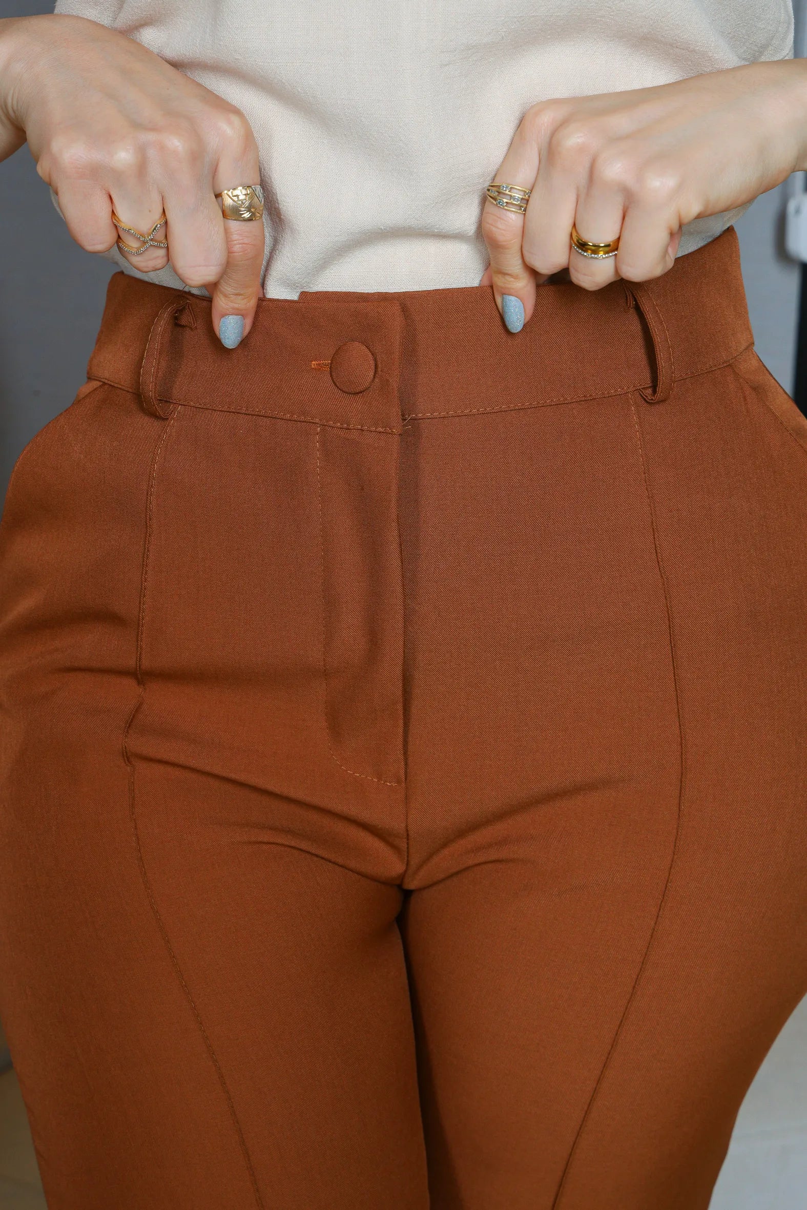 Calça em Alfaiataria Corte Reto com Friso e Botão Encapado Silvia Marrom Caramelo