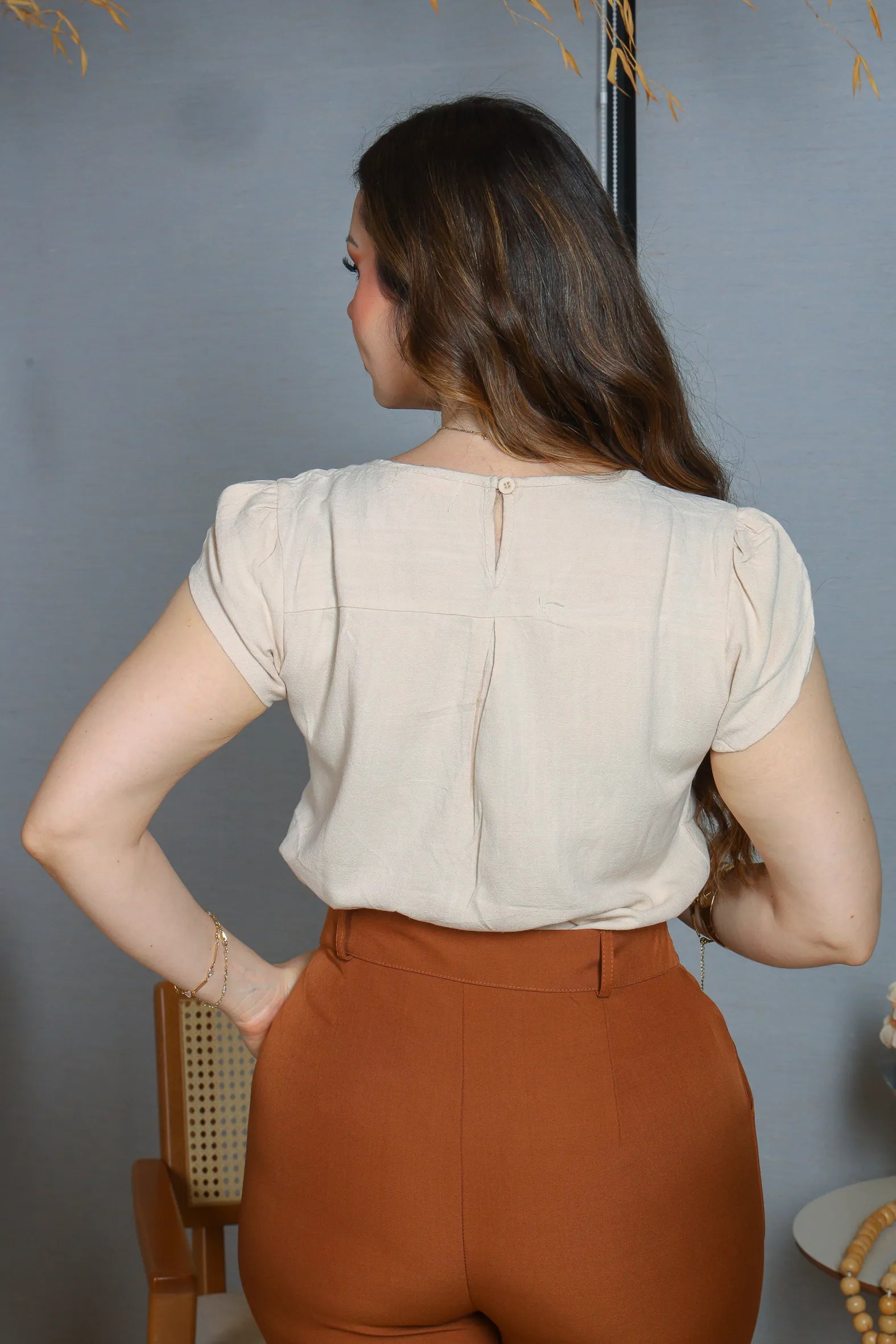 Blusa Manga Curta Transpassada Visco Linho Detalhe Colo Fabiana Bege