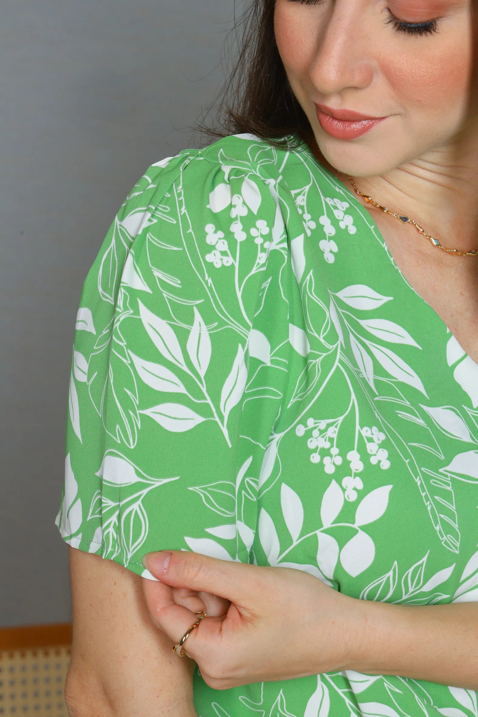 Blusa Manga Curta Decote em "V" Crepe Classic Cibele Estampada Verde