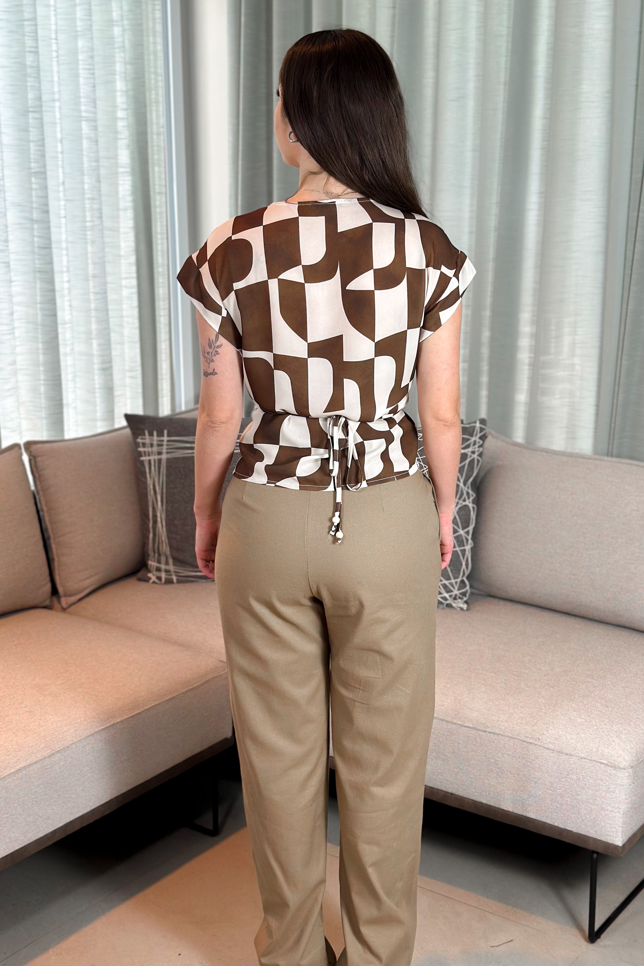 Blusa Manga Curta Crepe Touch Decote "V" Detalhe Amarração Emanuele Estampada Marrom