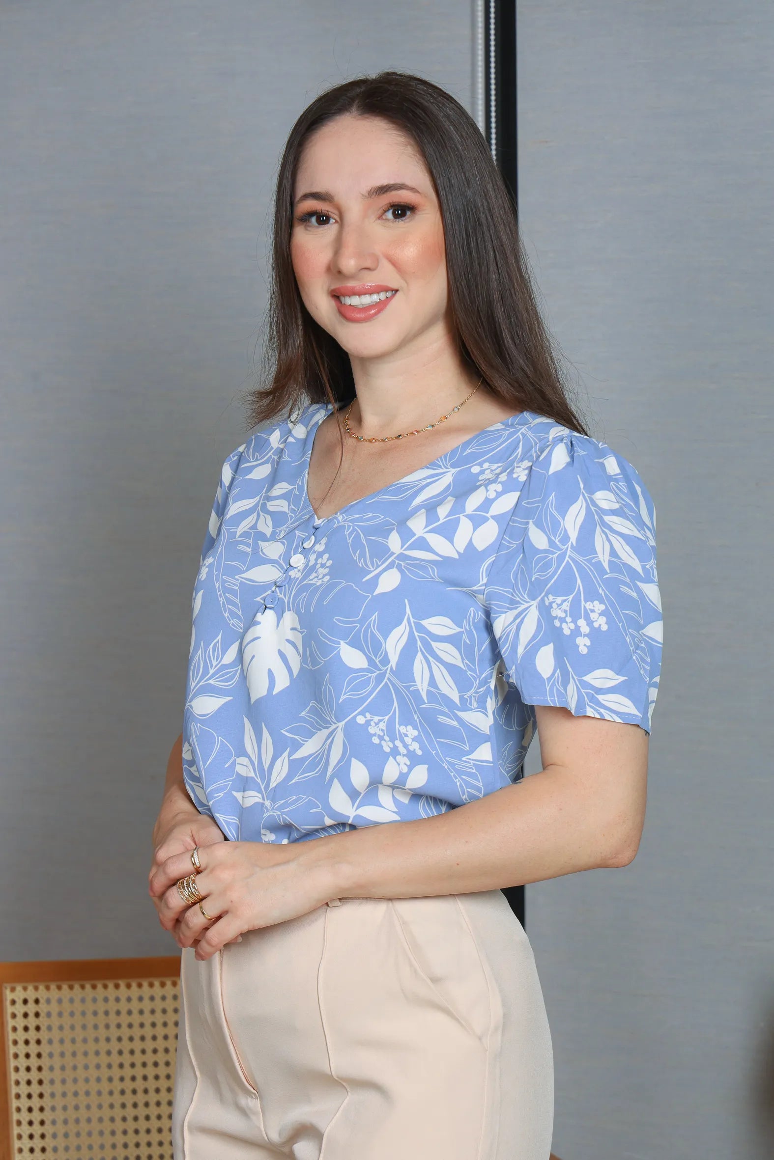 Blusa Manga Curta Decote em "V" Crepe Classic Cibele Estampada Azul