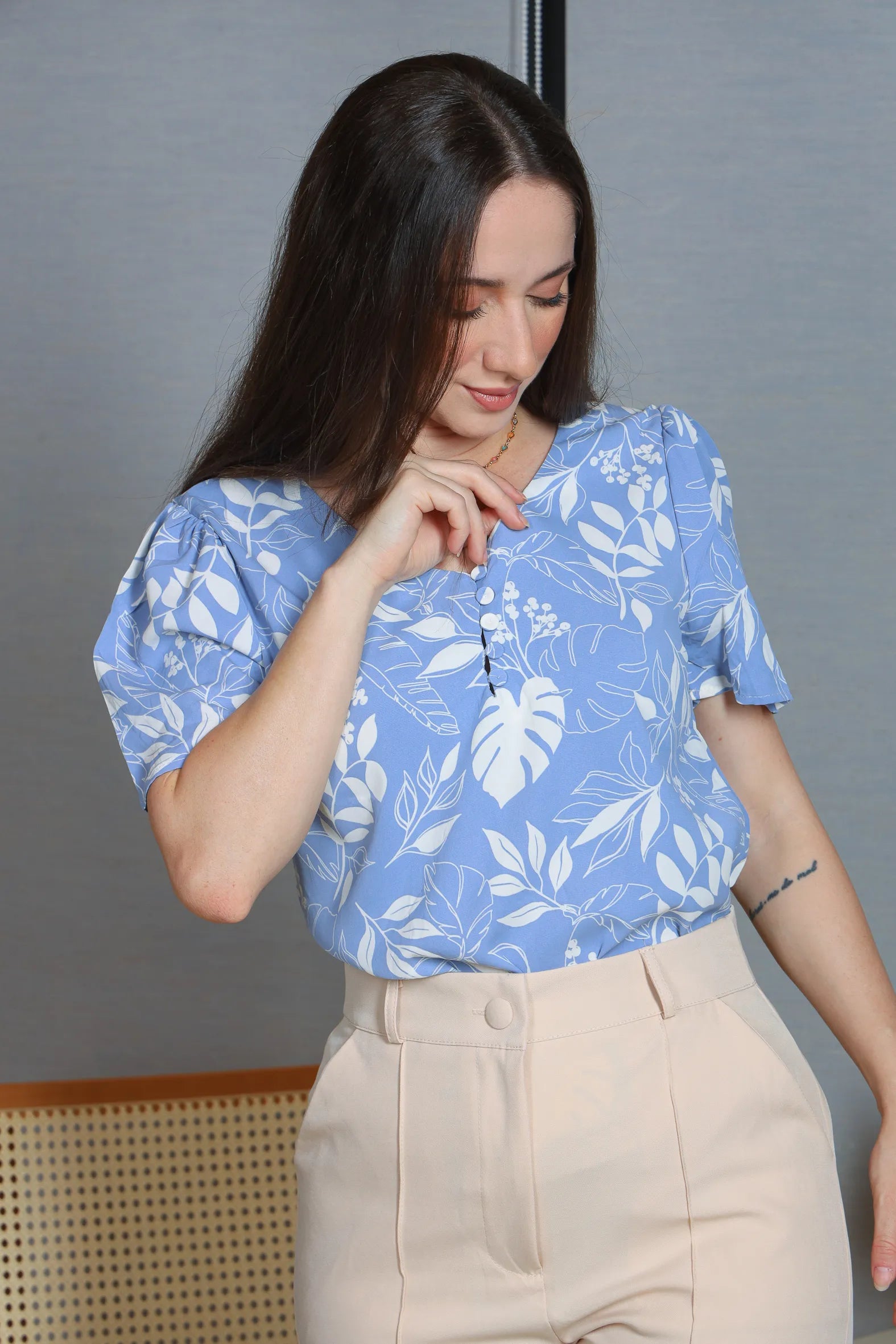 Blusa Manga Curta Decote em "V" Crepe Classic Cibele Estampada Azul