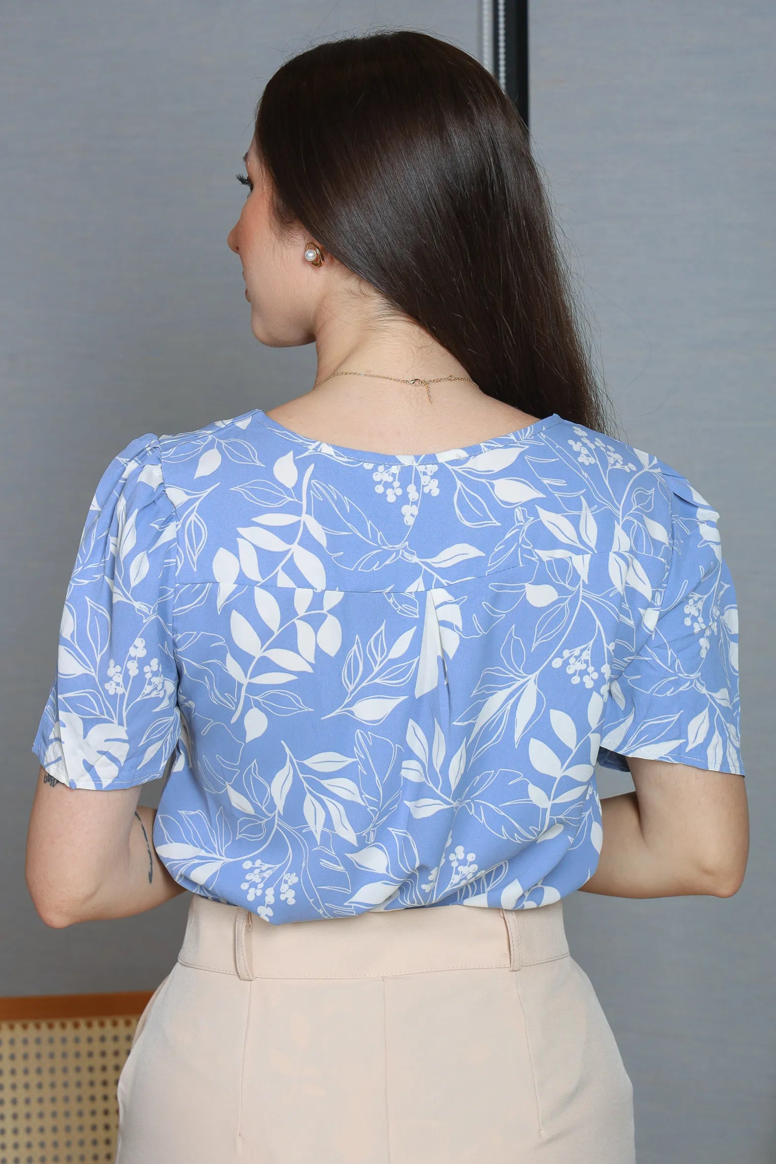 Blusa Manga Curta Decote em "V" Crepe Classic Cibele Estampada Azul