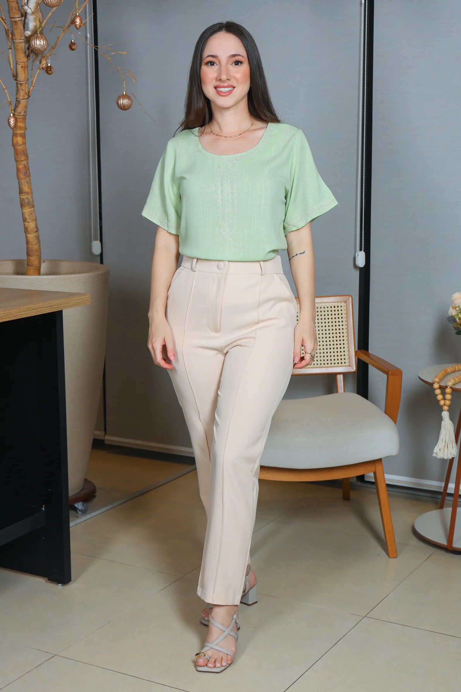 Blusa Manga Curta Viscose Detalhe Bordado Tereza Verde