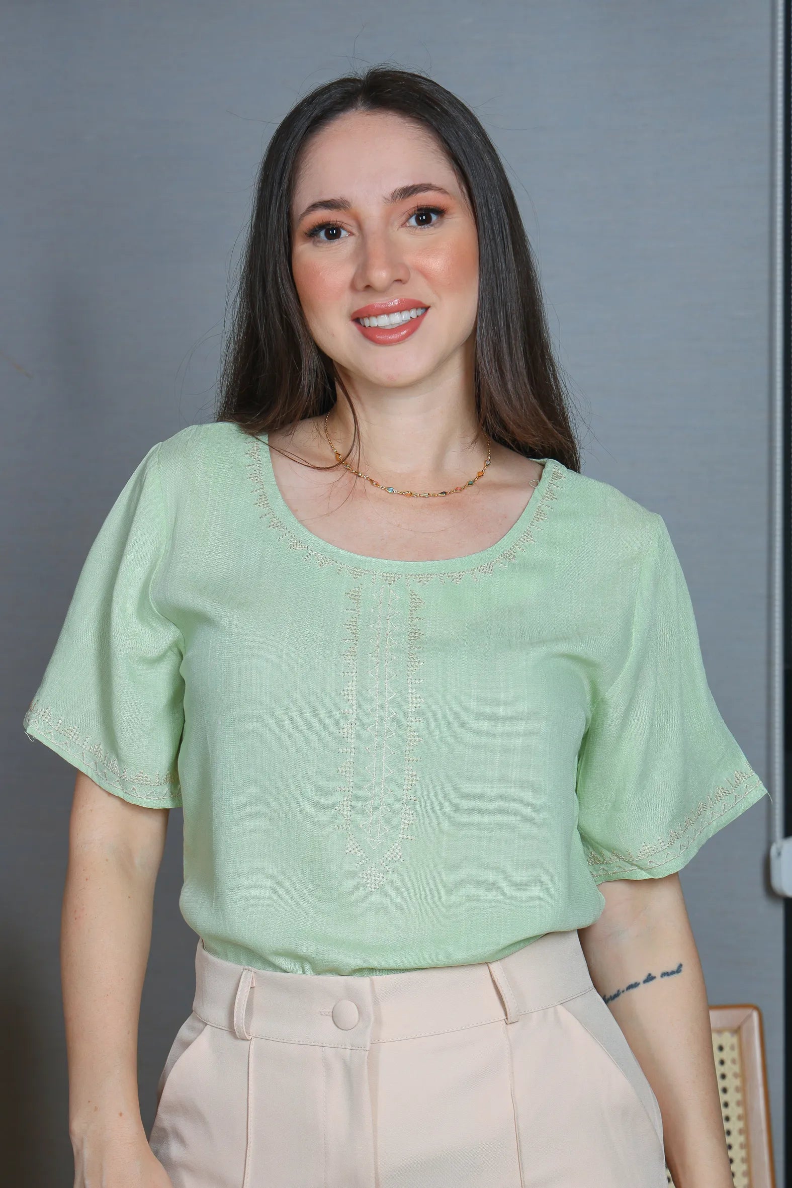 Blusa Manga Curta Viscose Detalhe Bordado Tereza Verde