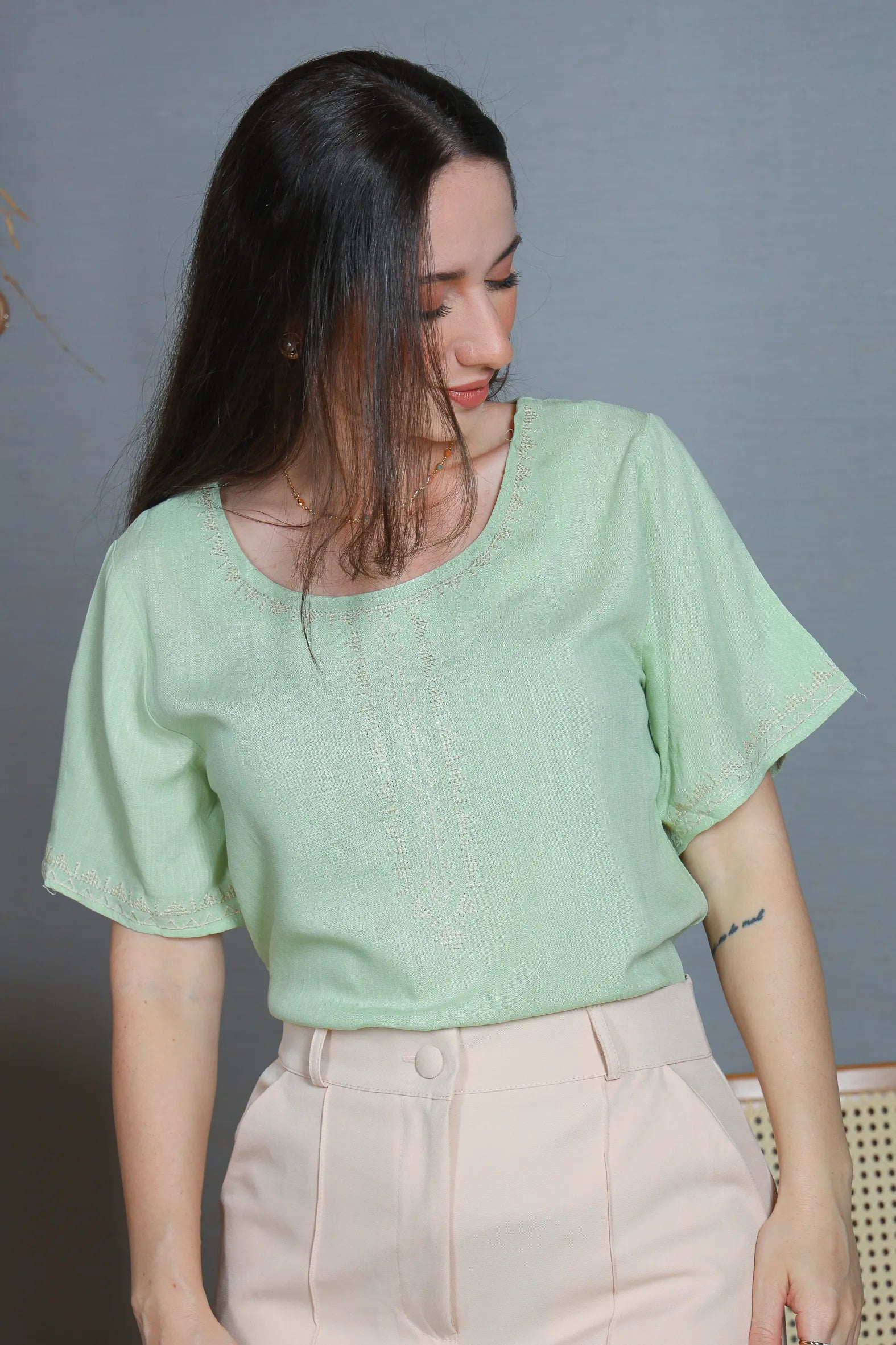 Blusa Manga Curta Viscose Detalhe Bordado Tereza Verde