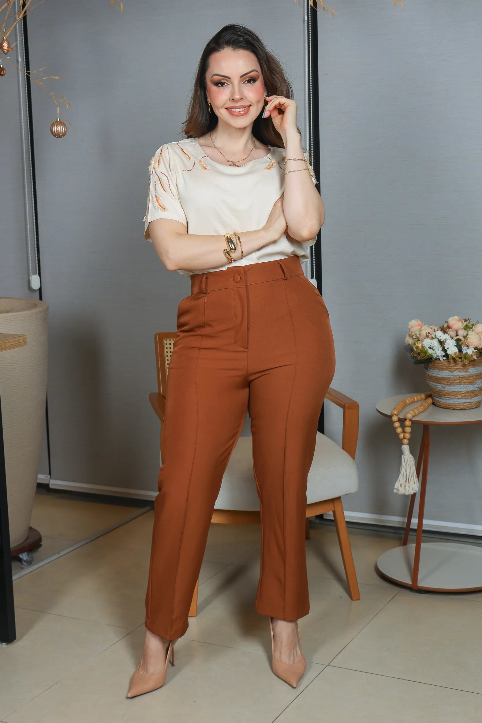 Blusa Manga Curta Visco Linen Detalhes em Bordado Amélia Creme