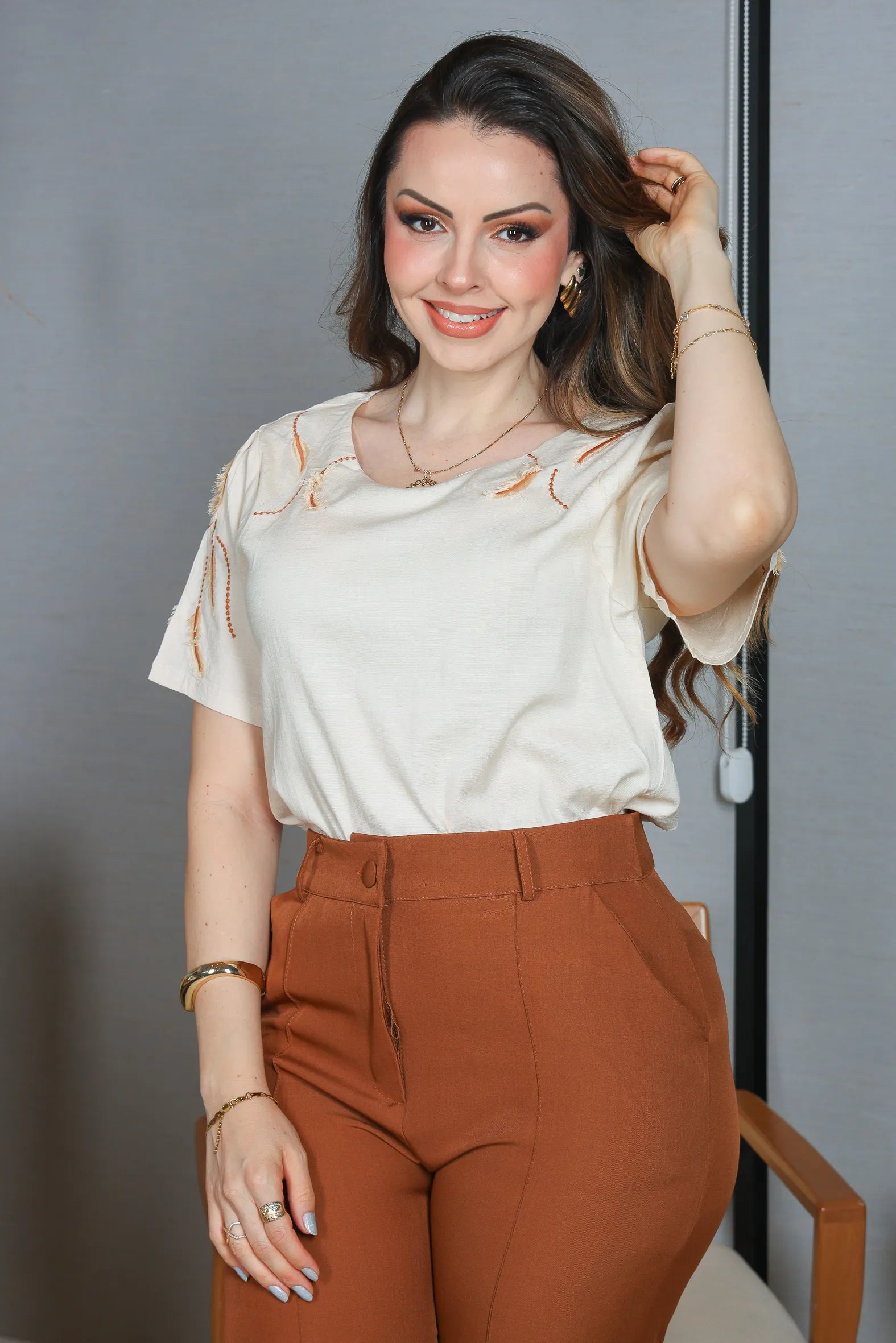 Blusa Manga Curta Visco Linen Detalhes em Bordado Amélia Creme