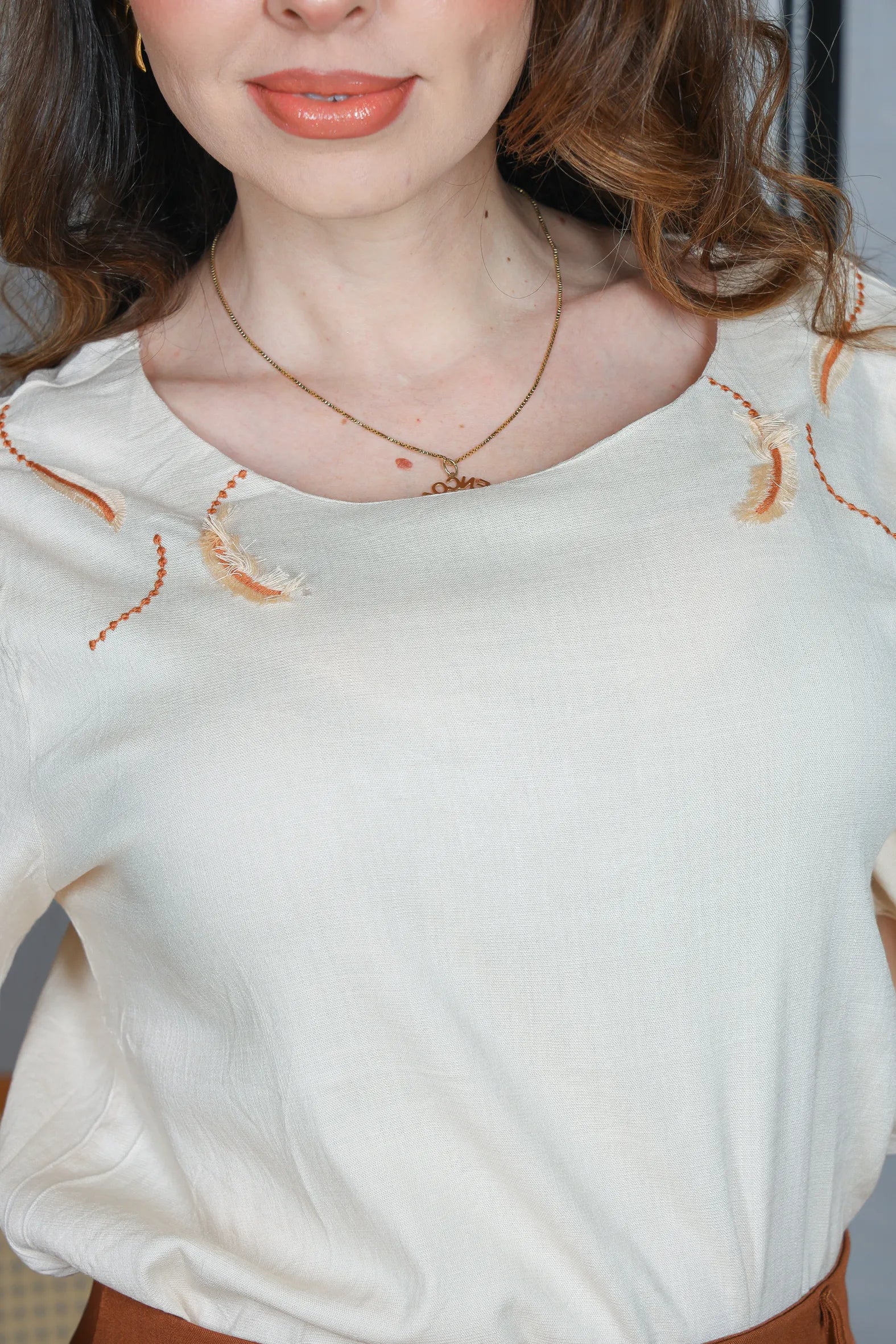 Blusa Manga Curta Visco Linen Detalhes em Bordado Amélia Creme