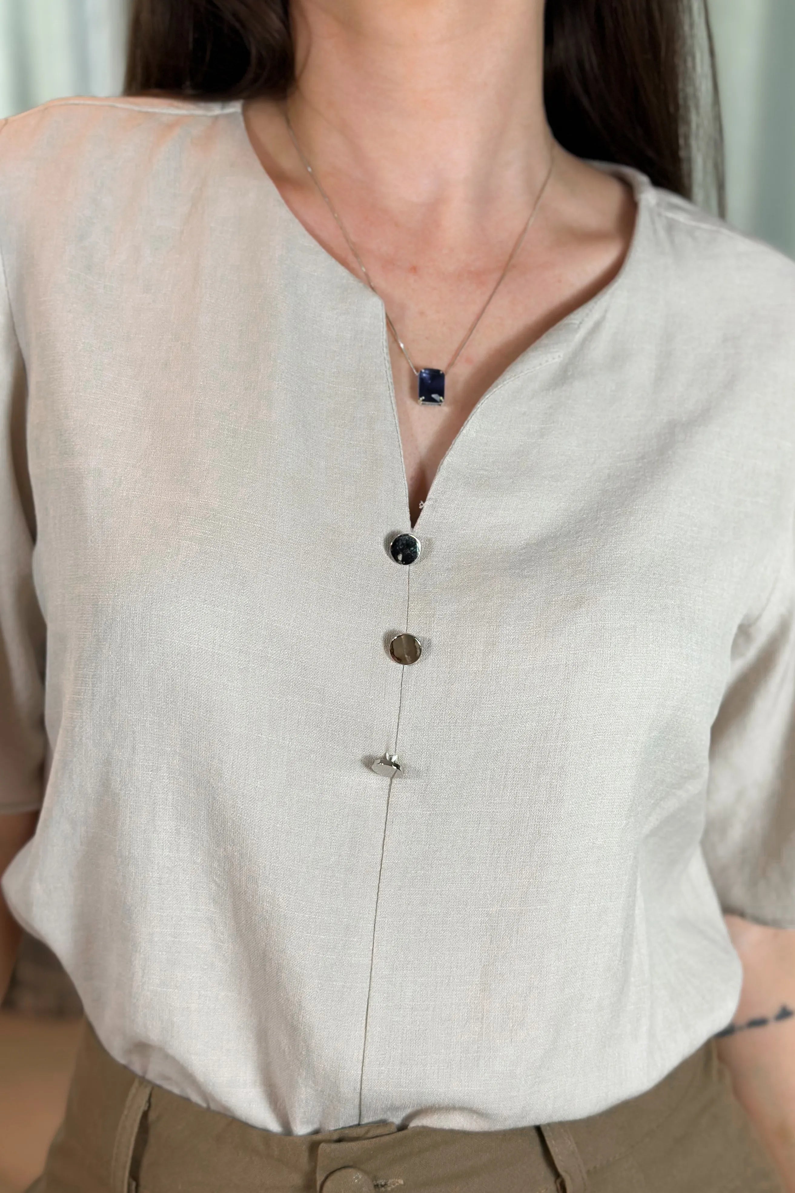 Blusa Em Visco Soft Recorte Frontal Detalhe Botões Josy Creme