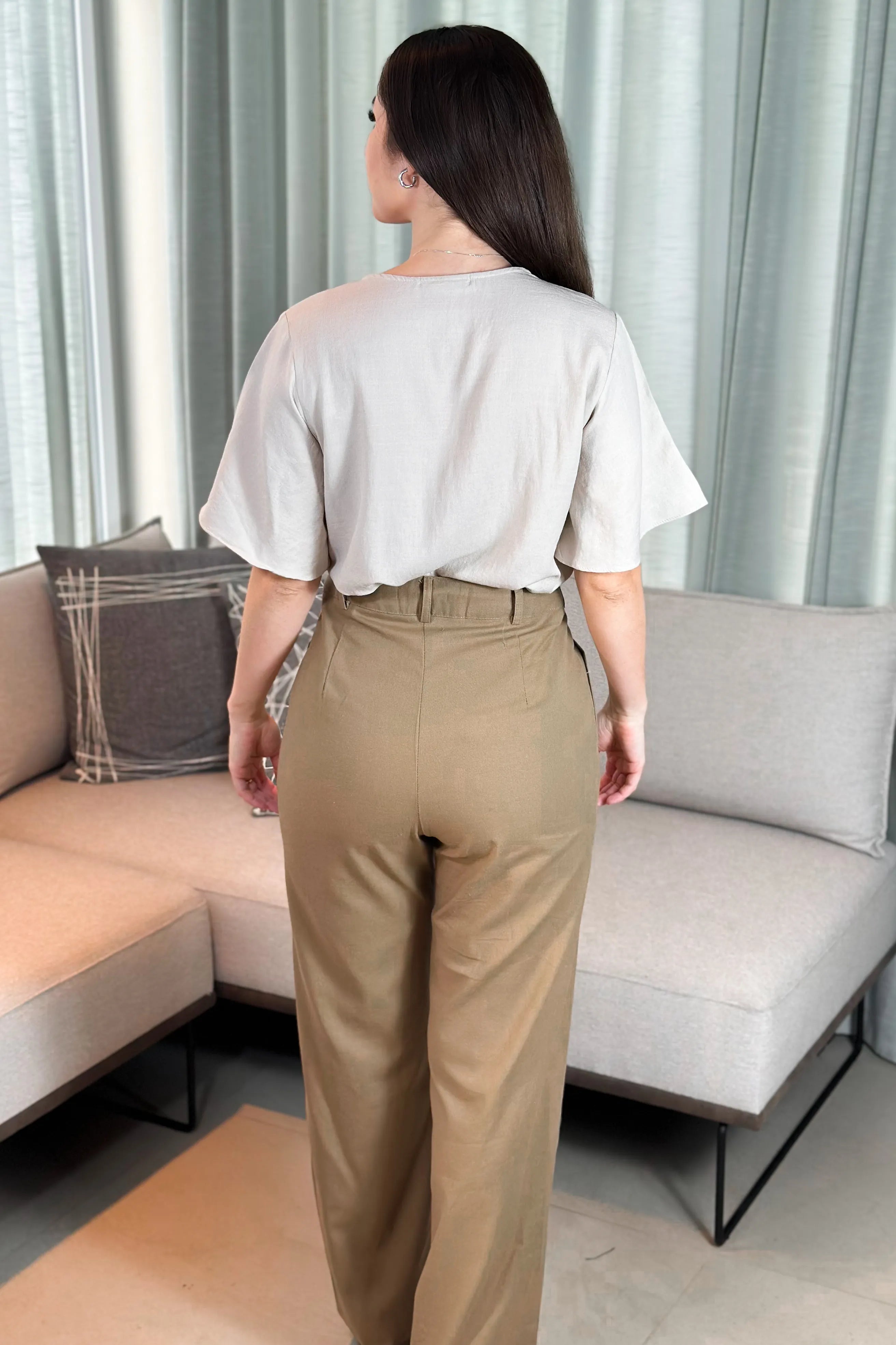 Conjunto: Blusa Em Visco Soft Recorte Frontal Detalhe Botões Josy Creme + Calça Corte Reto Em Linho Soft Noemi Marrom