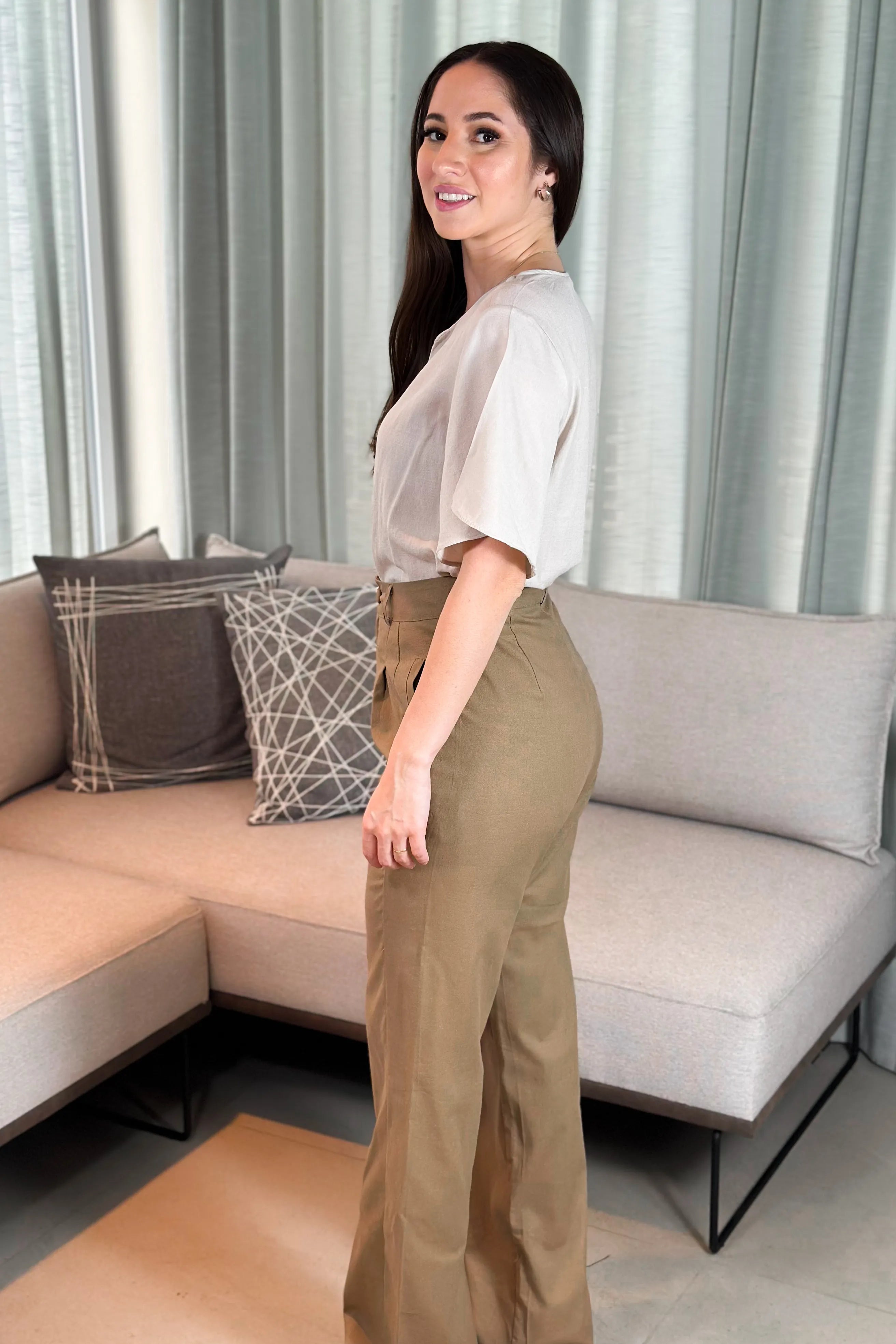 Conjunto: Blusa Em Visco Soft Recorte Frontal Detalhe Botões Josy Creme + Calça Corte Reto Em Linho Soft Noemi Marrom