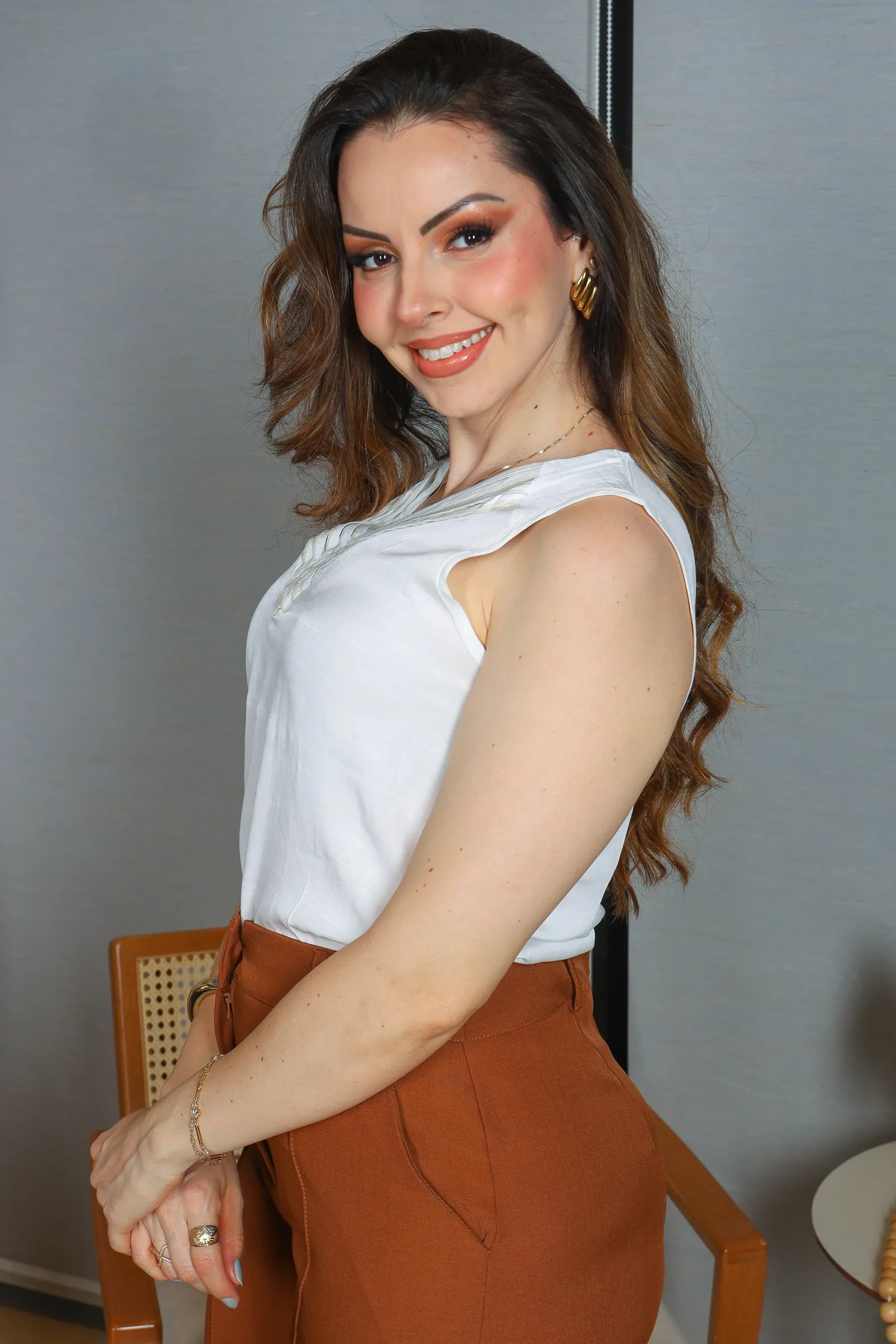 Blusa Regata em Poli Visco Detalhe Decote "V" Helena Branca