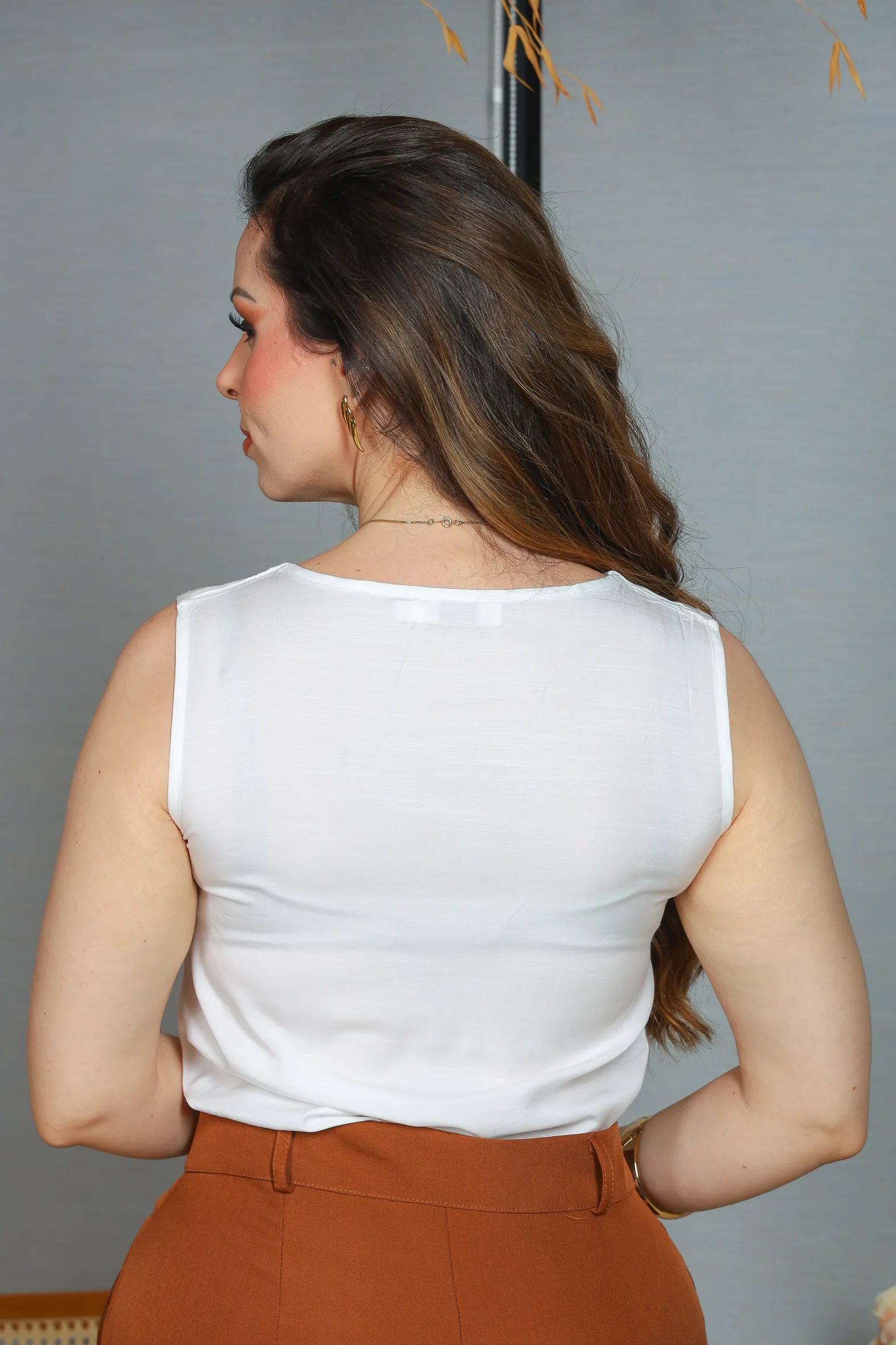 Blusa Regata em Poli Visco Detalhe Decote "V" Helena Branca