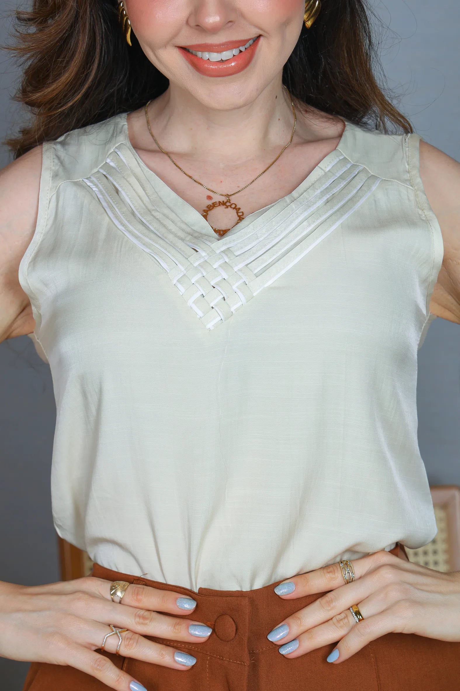 Blusa Regata em Poli Visco Detalhe Decote "V" Helena Creme