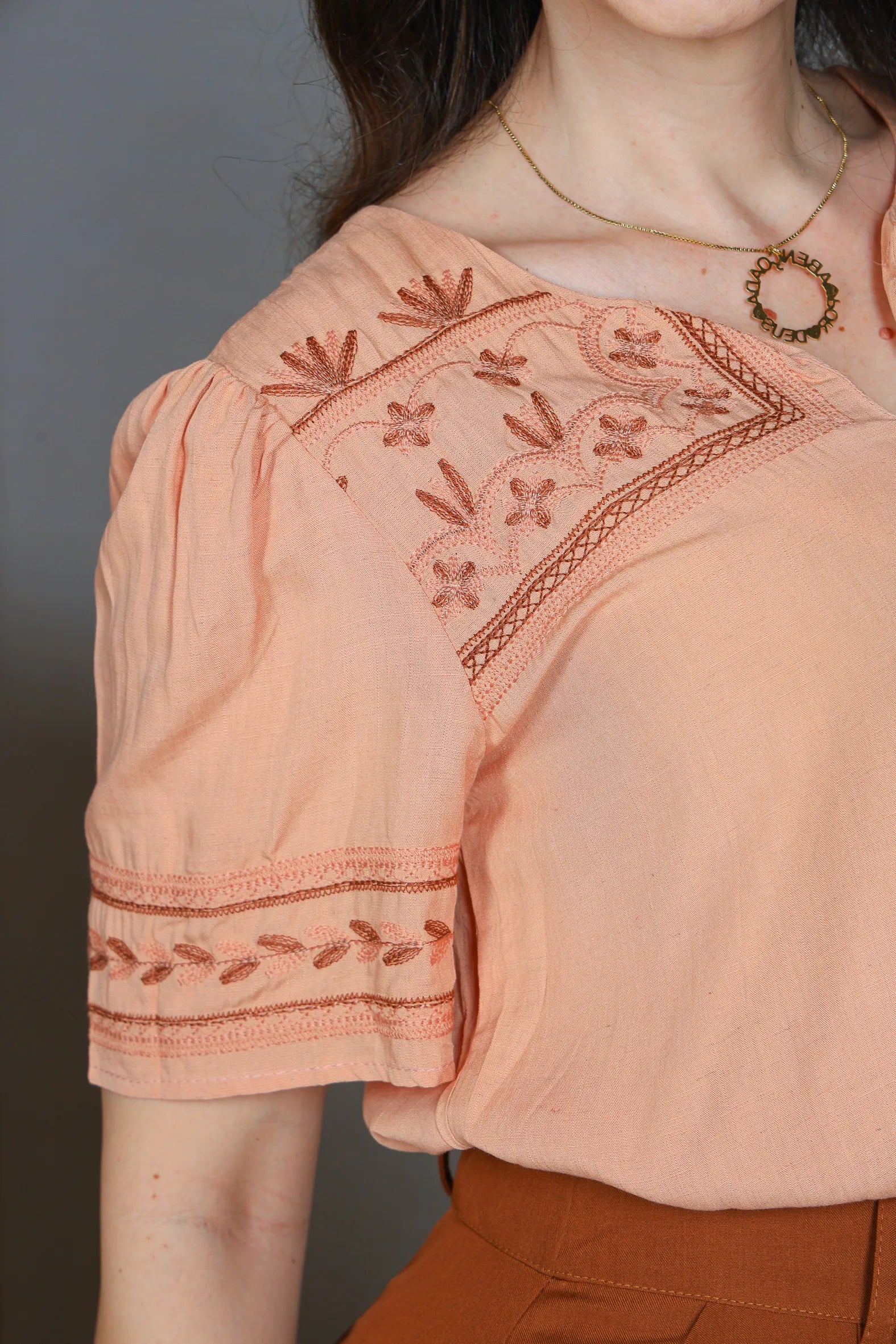 Blusa Manga Curta Visco Linho Decote em "V" Detalhe Bordado Patricia Rosa