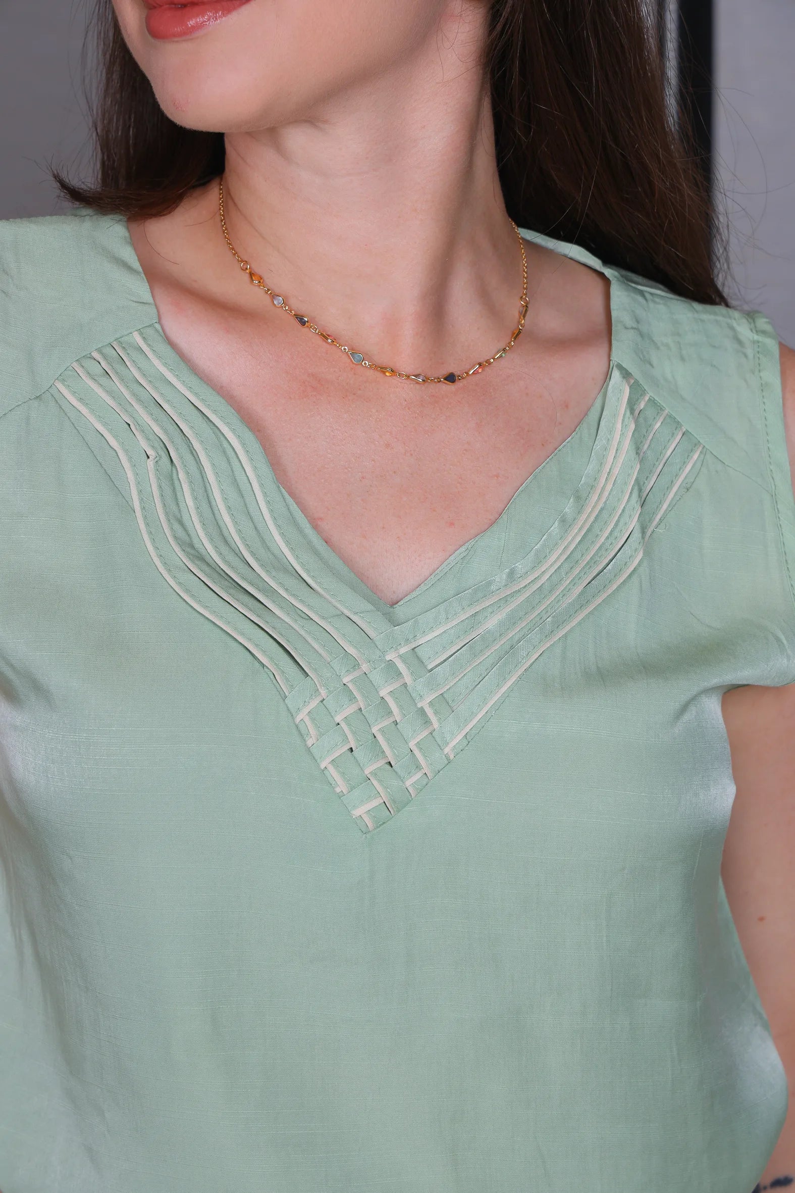 Blusa Regata em Poli Visco Detalhe Decote "V" Helena Verde