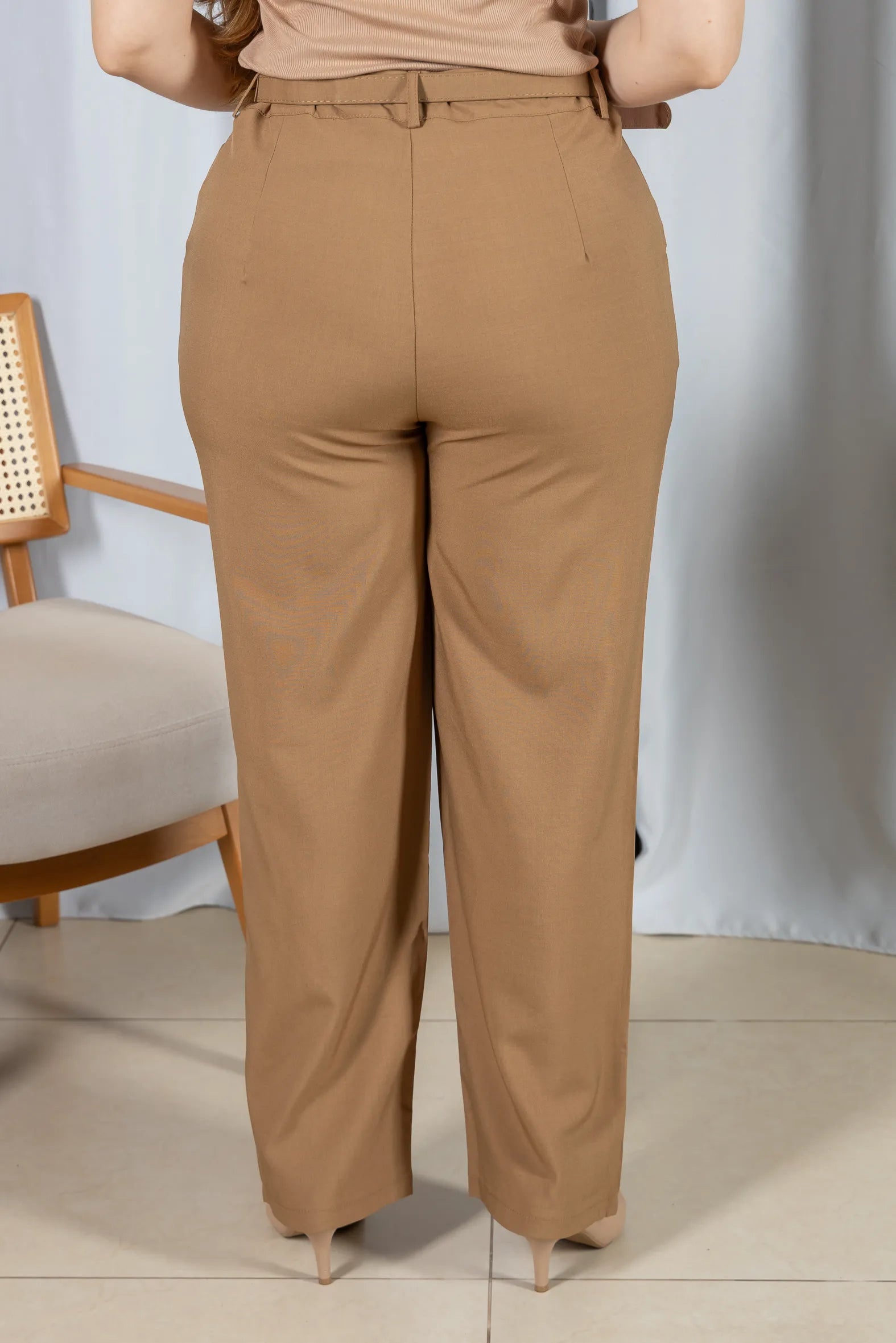 Calça Alfaiataria com Cinto Emma Caramelo