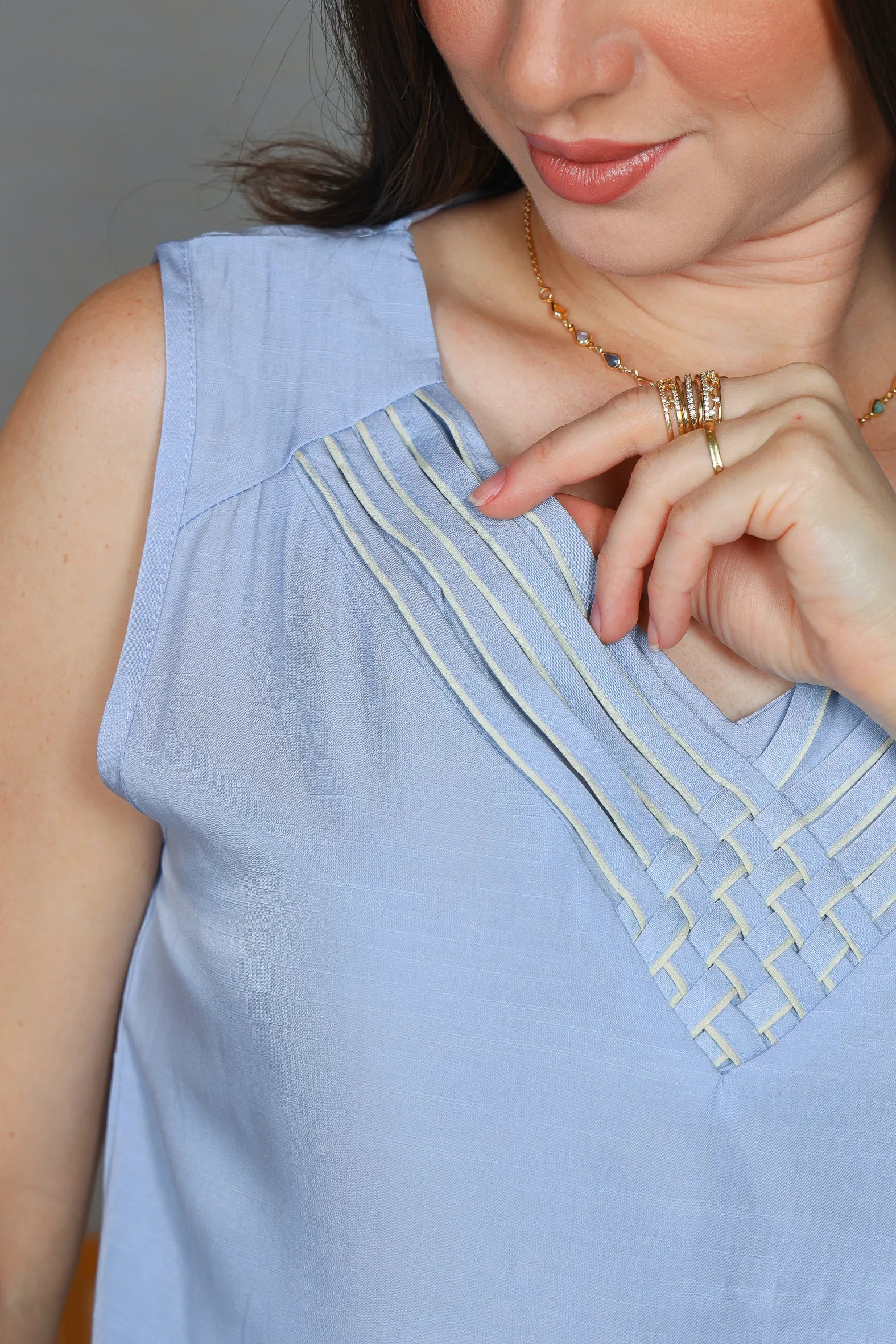 Blusa Regata em Poli Visco Detalhe Decote "V" Helena Azul