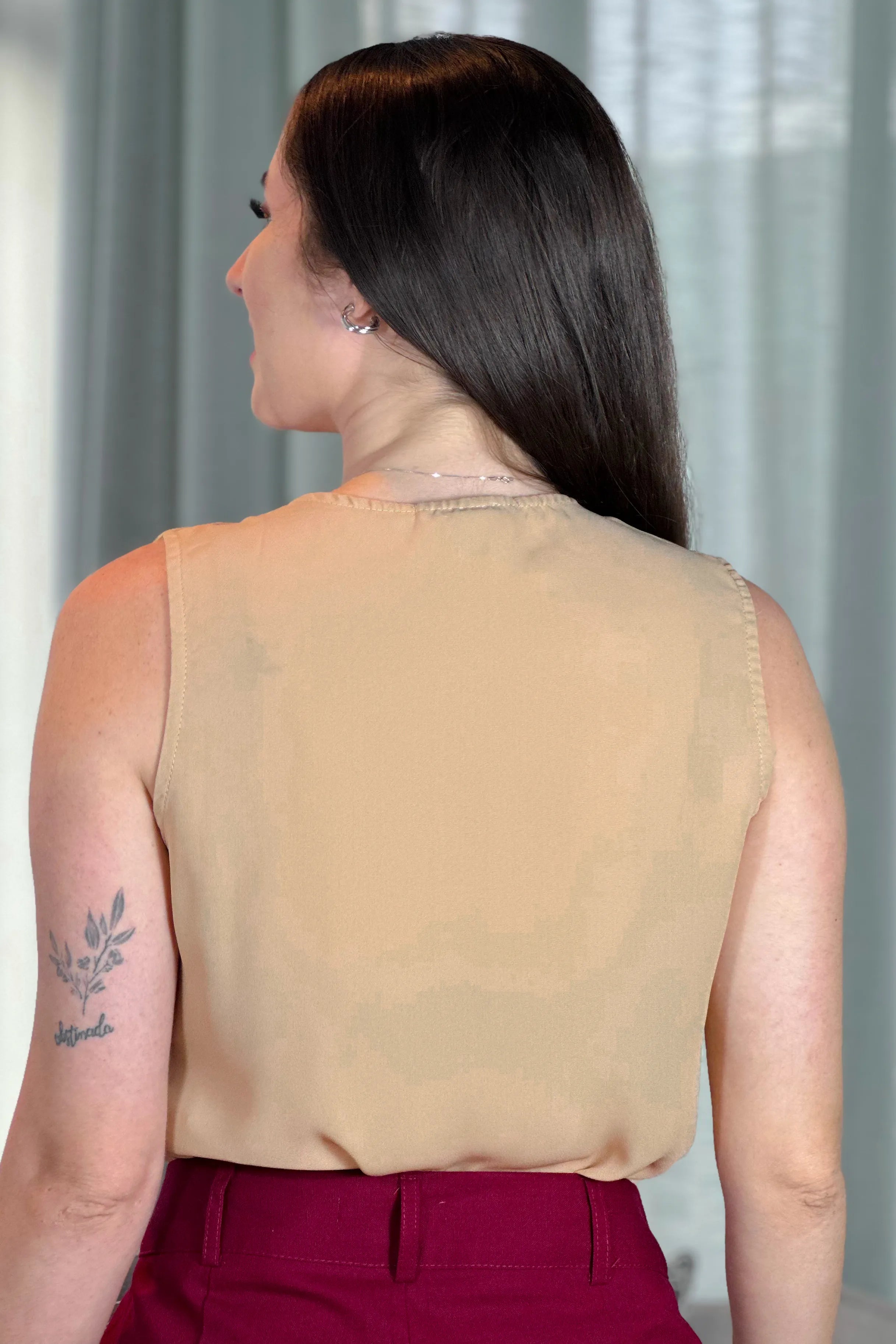 Blusa Regata Crepe Touch Decote Assimétrico Ellen Bege