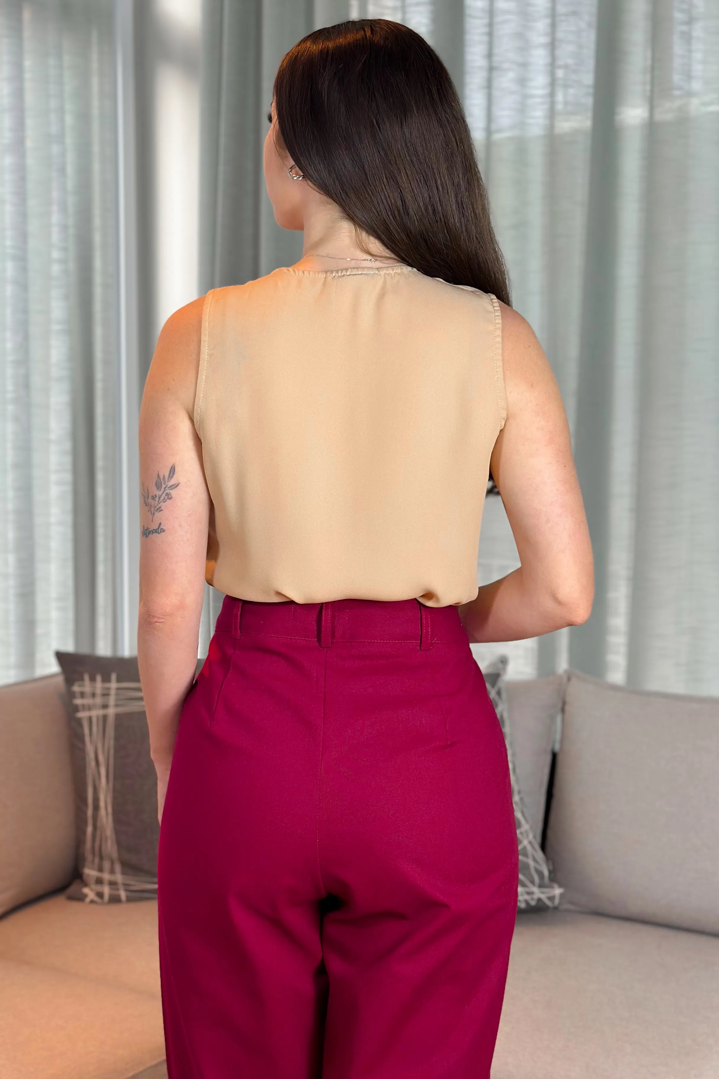 Blusa Regata Crepe Touch Decote Assimétrico Ellen Bege