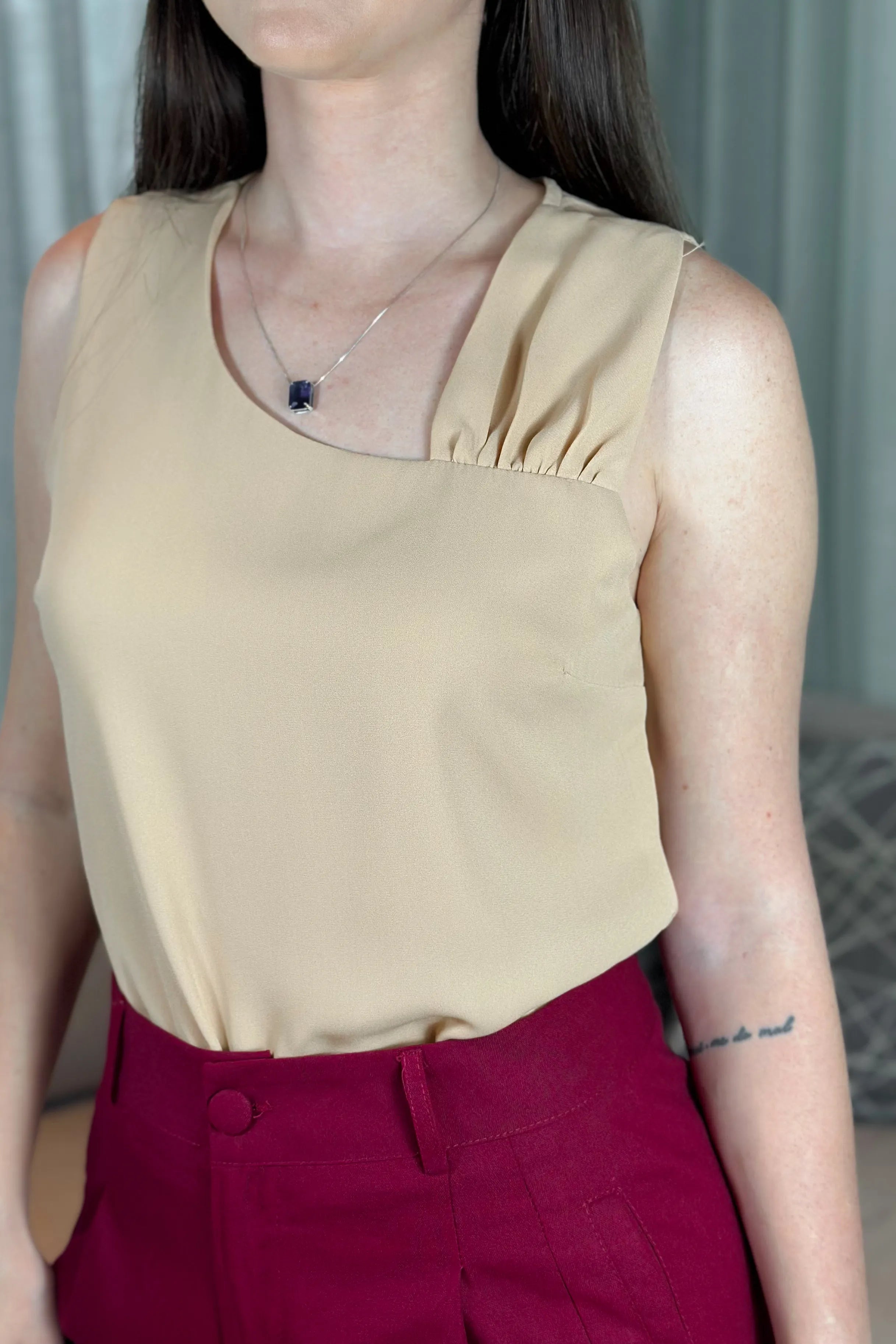 Blusa Regata Crepe Touch Decote Assimétrico Ellen Bege