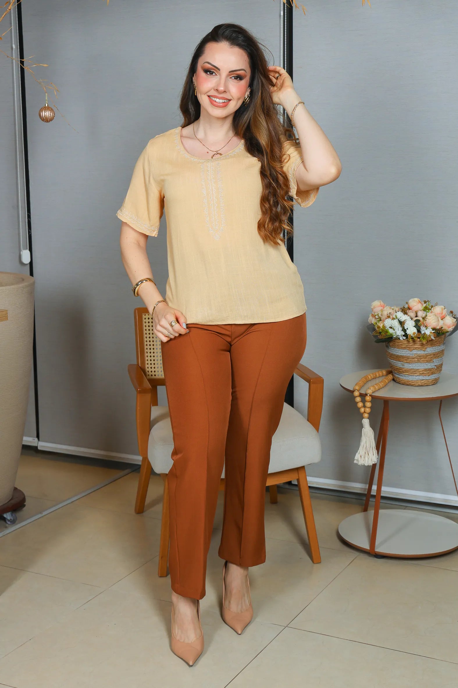 Blusa Manga Curta Viscose Detalhe Bordado Tereza Bege