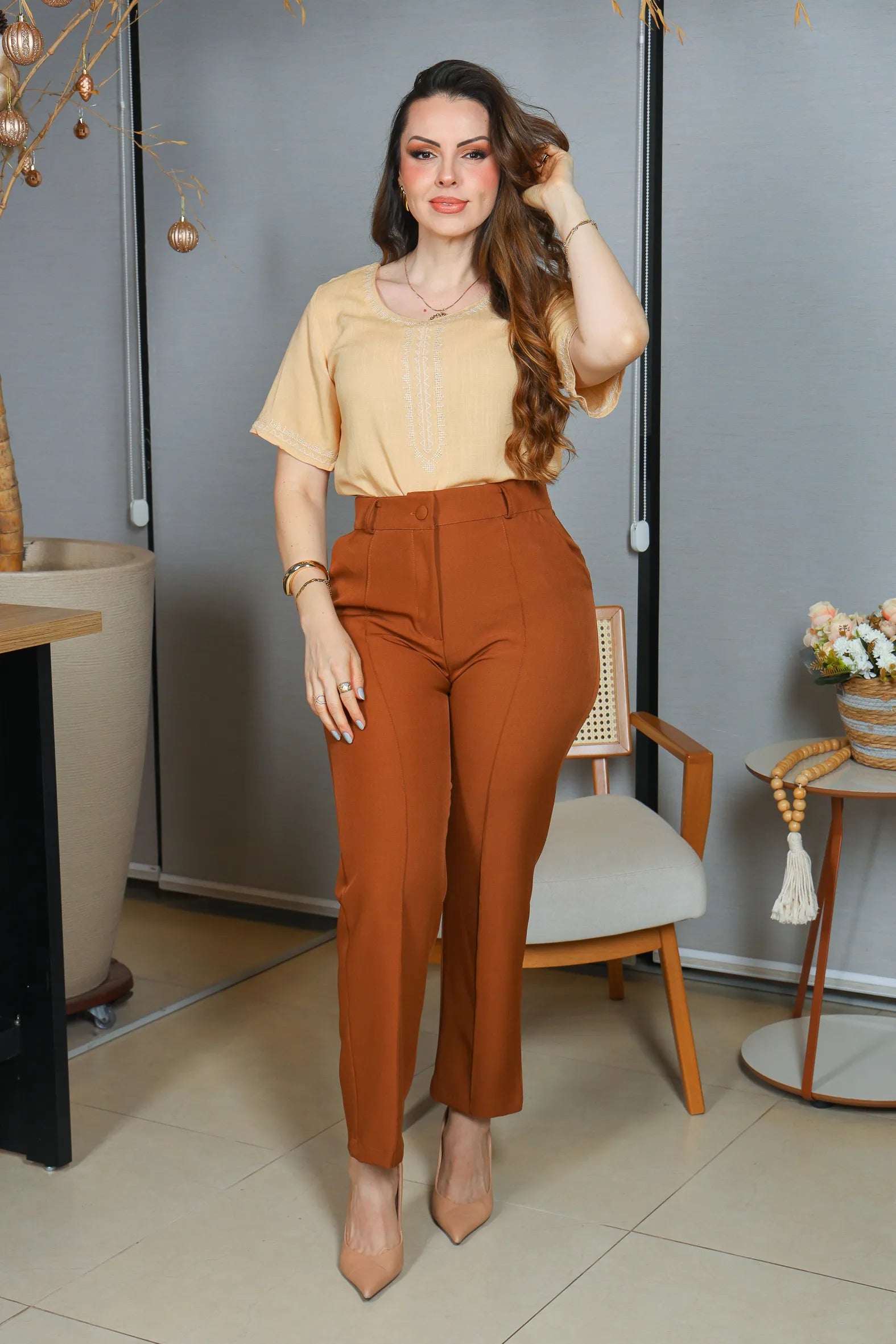 Blusa Manga Curta Viscose Detalhe Bordado Tereza Bege