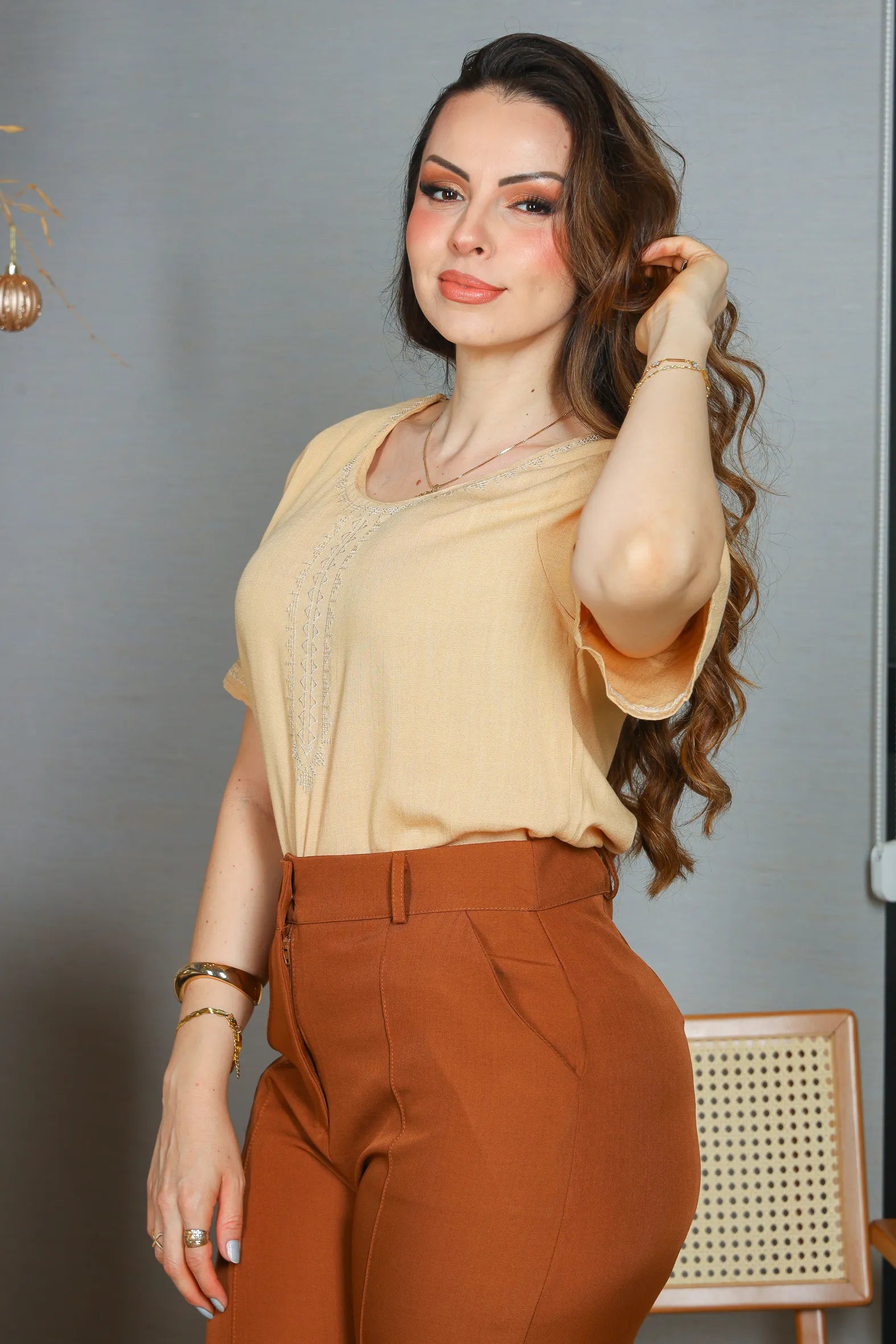 Blusa Manga Curta Viscose Detalhe Bordado Tereza Bege