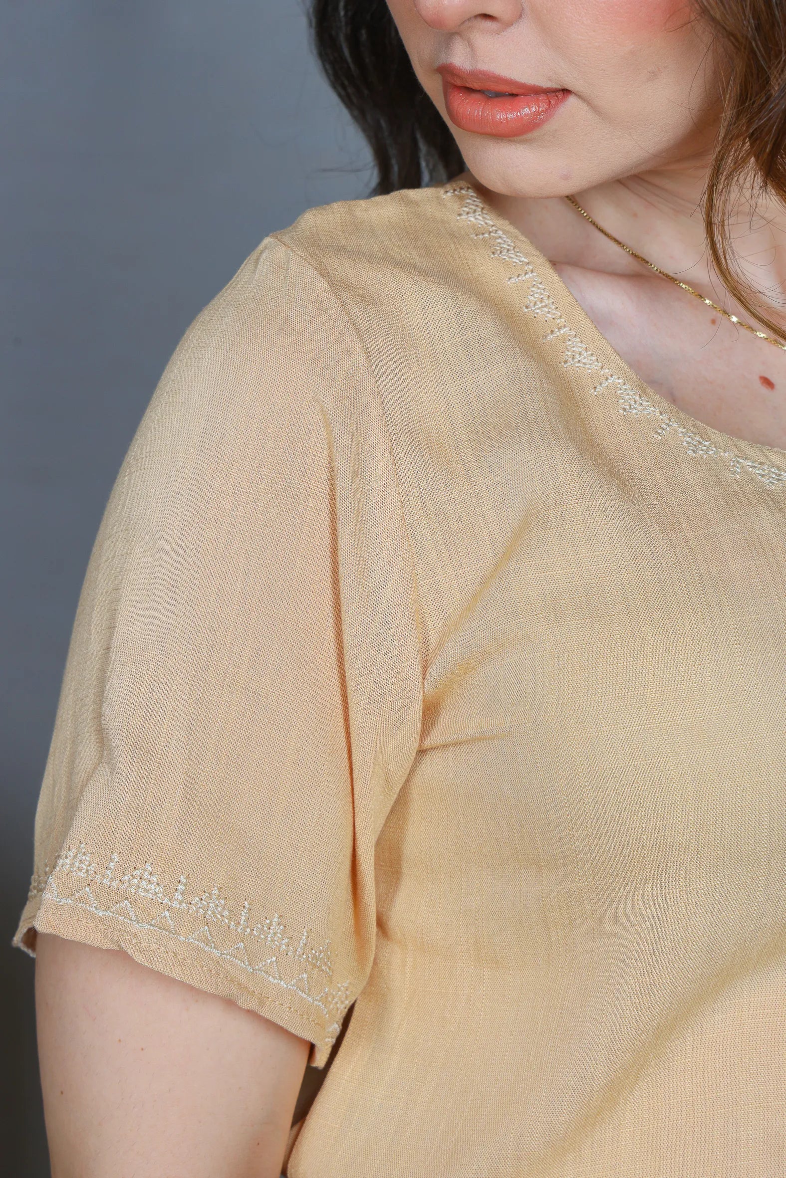 Blusa Manga Curta Viscose Detalhe Bordado Tereza Bege