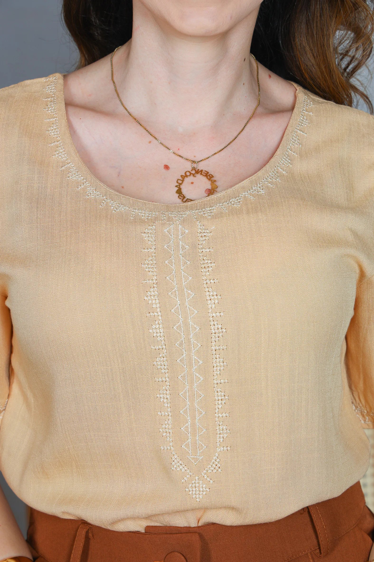 Blusa Manga Curta Viscose Detalhe Bordado Tereza Bege