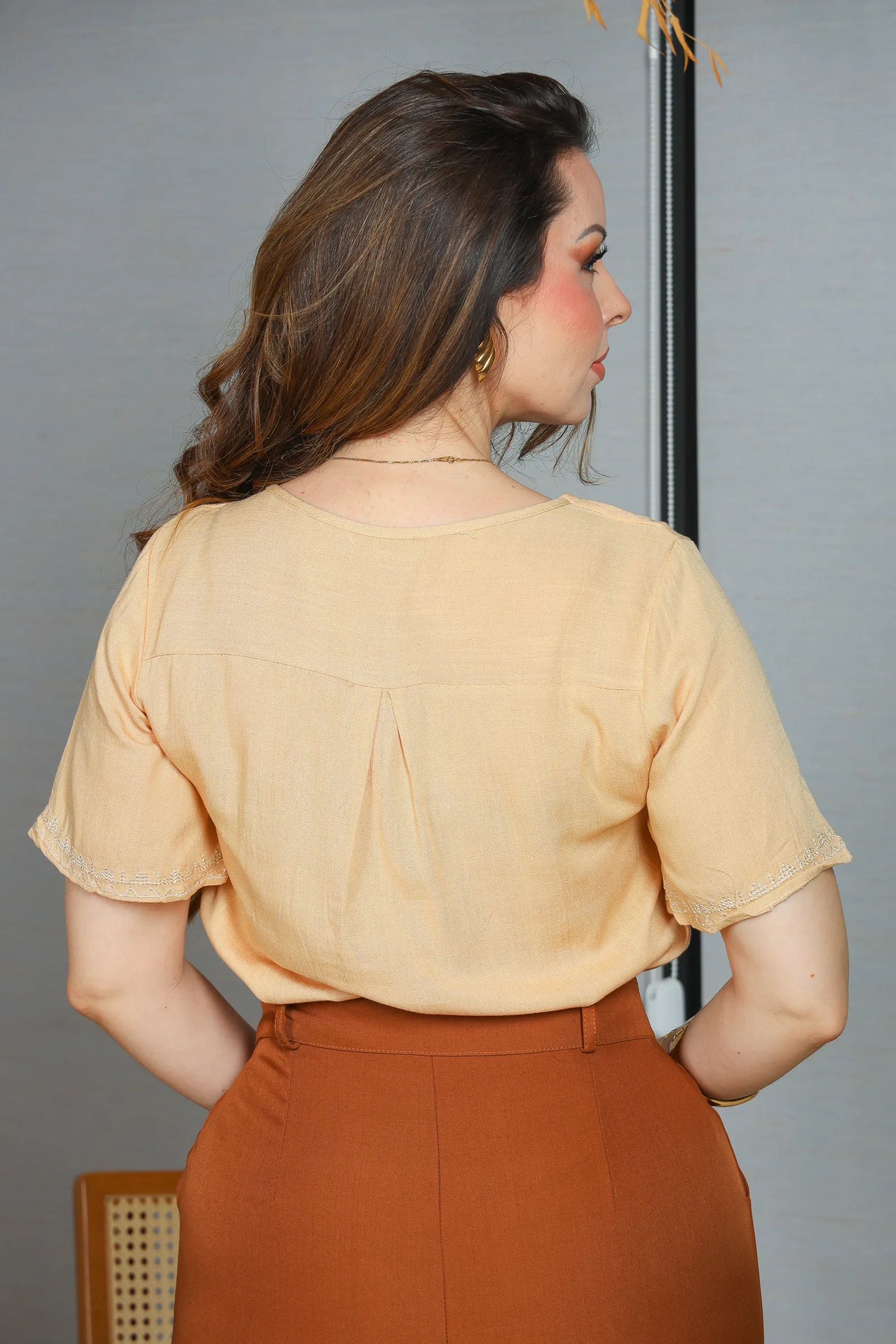 Blusa Manga Curta Viscose Detalhe Bordado Tereza Bege