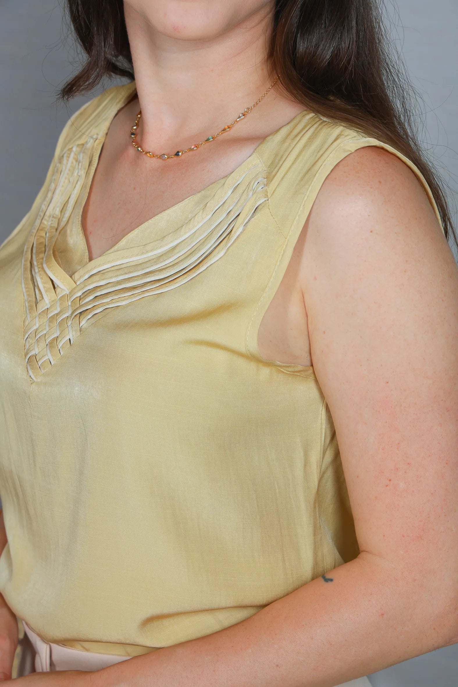 Blusa Regata em Poli Visco Detalhe Decote "V" Helena Mostarda