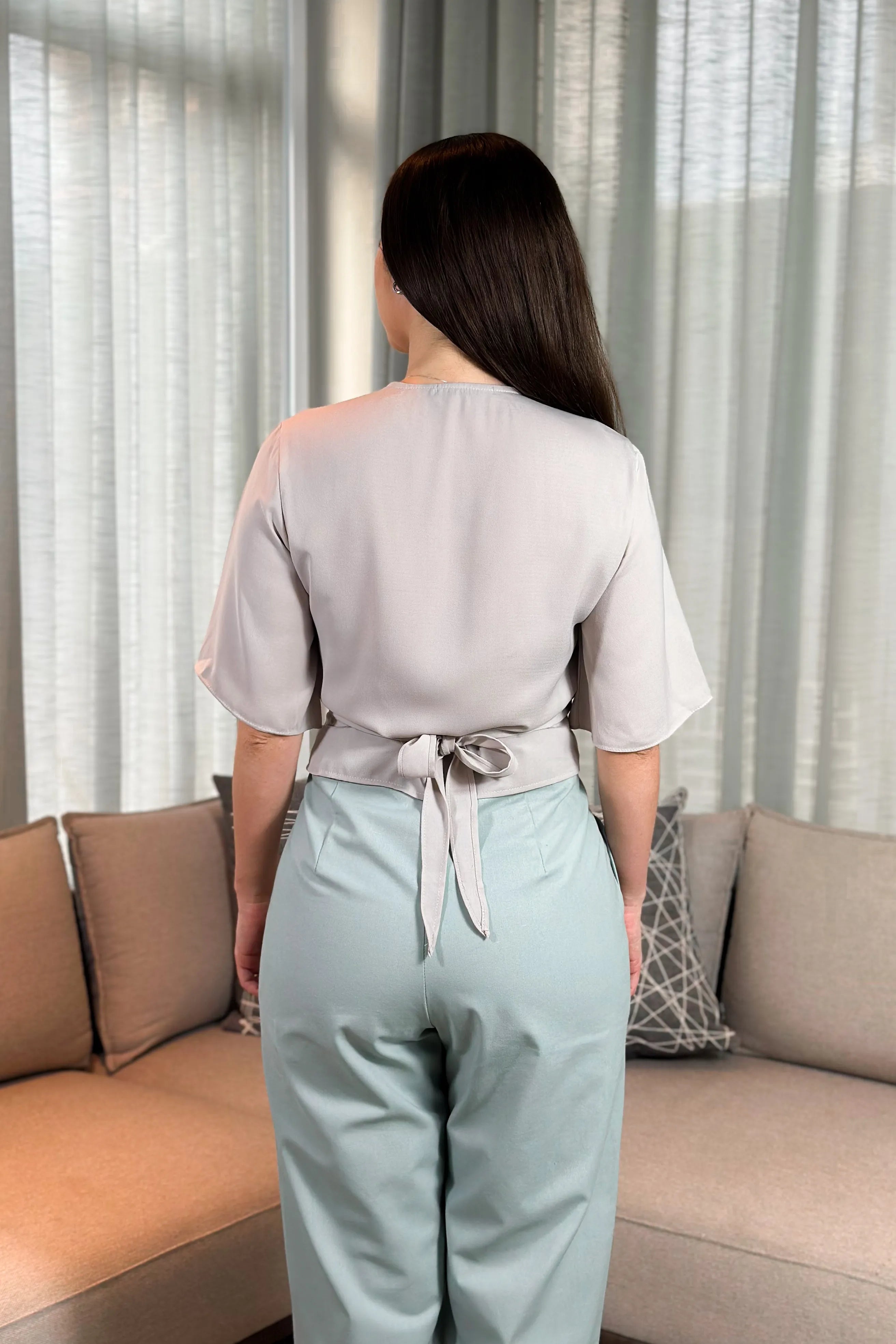 Blusa Manga Curta Decote "V" Transpassado Raquel Cinza