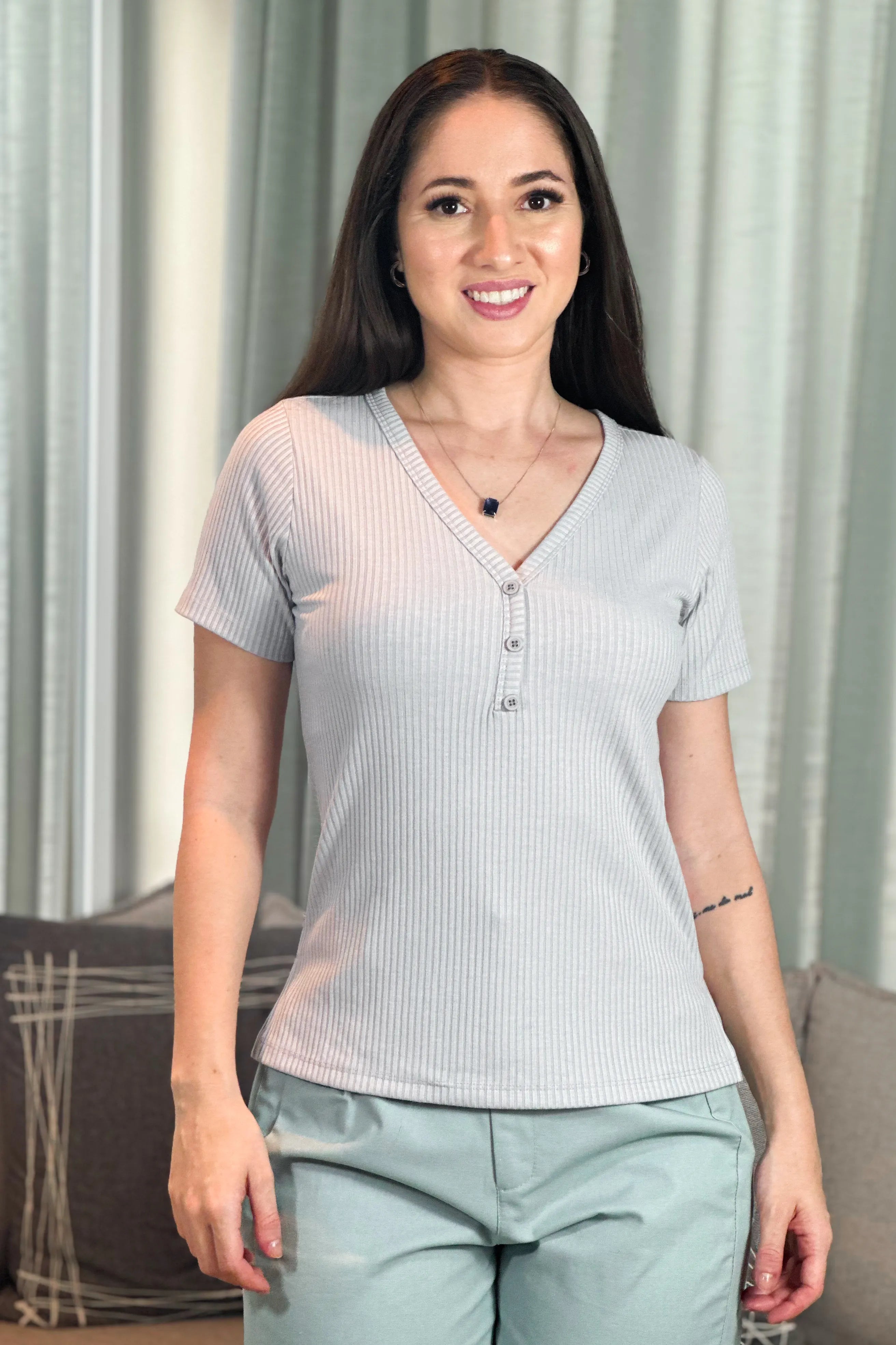 Blusa Manga Curta Canelada Decote "V" Adriana Cinza