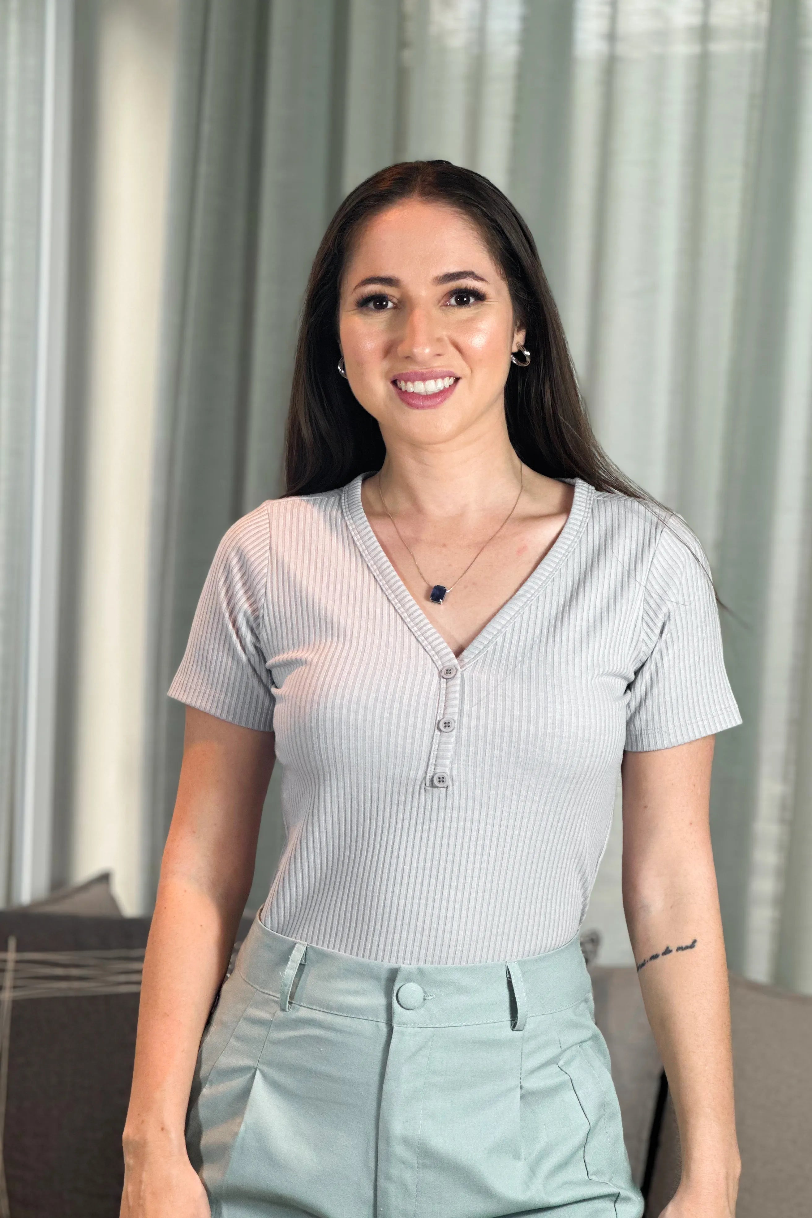 Blusa Manga Curta Canelada Decote "V" Adriana Cinza