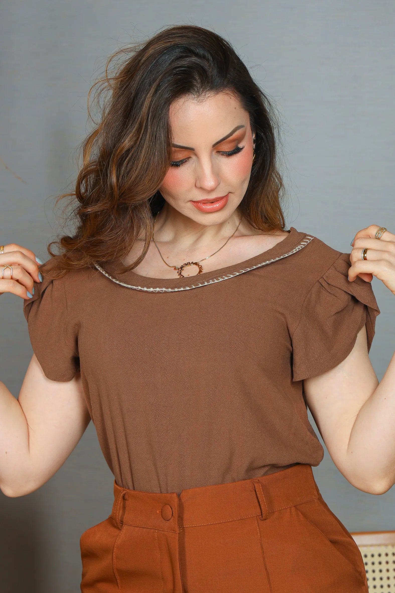 Blusa Manga Curta Transpassada Visco Linho Detalhe Colo Fabiana Marrom