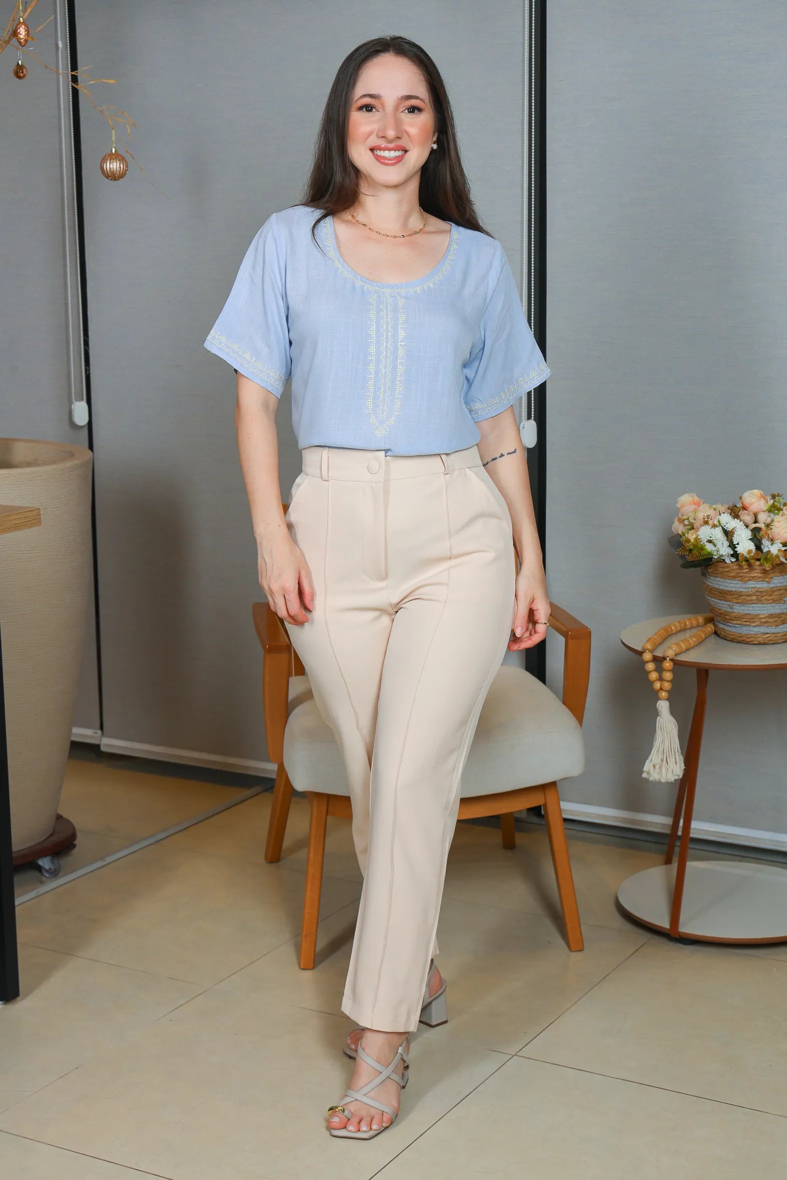 Blusa Manga Curta Viscose Detalhe Bordado Tereza Azul