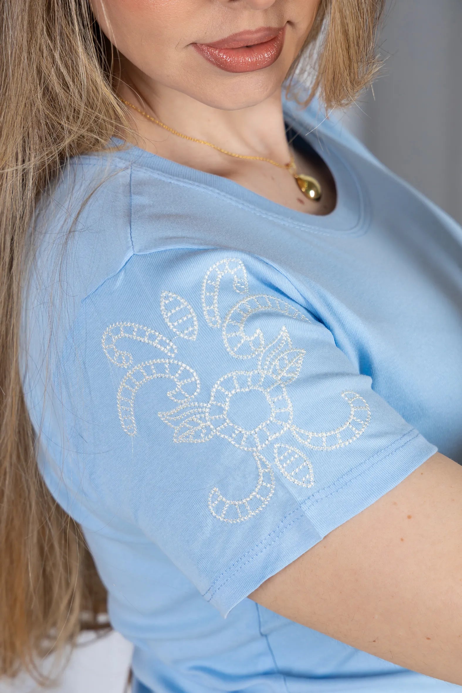 Blusa Cotton Lycra com Bordado Delicado Sabrina Azul
