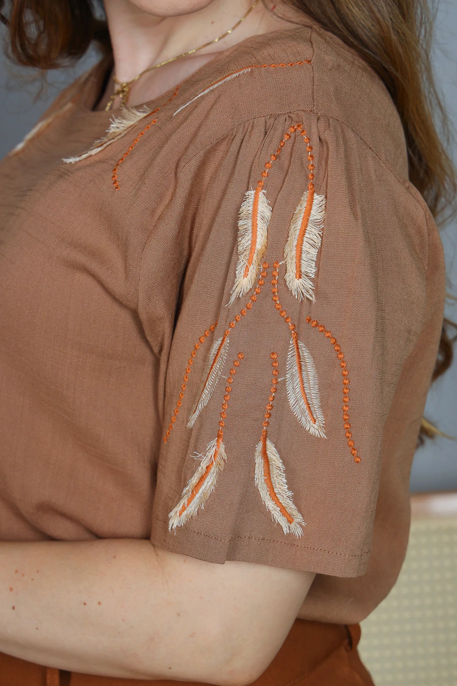 Blusa Manga Curta Visco Linen Detalhes em Bordado Amélia Marrom