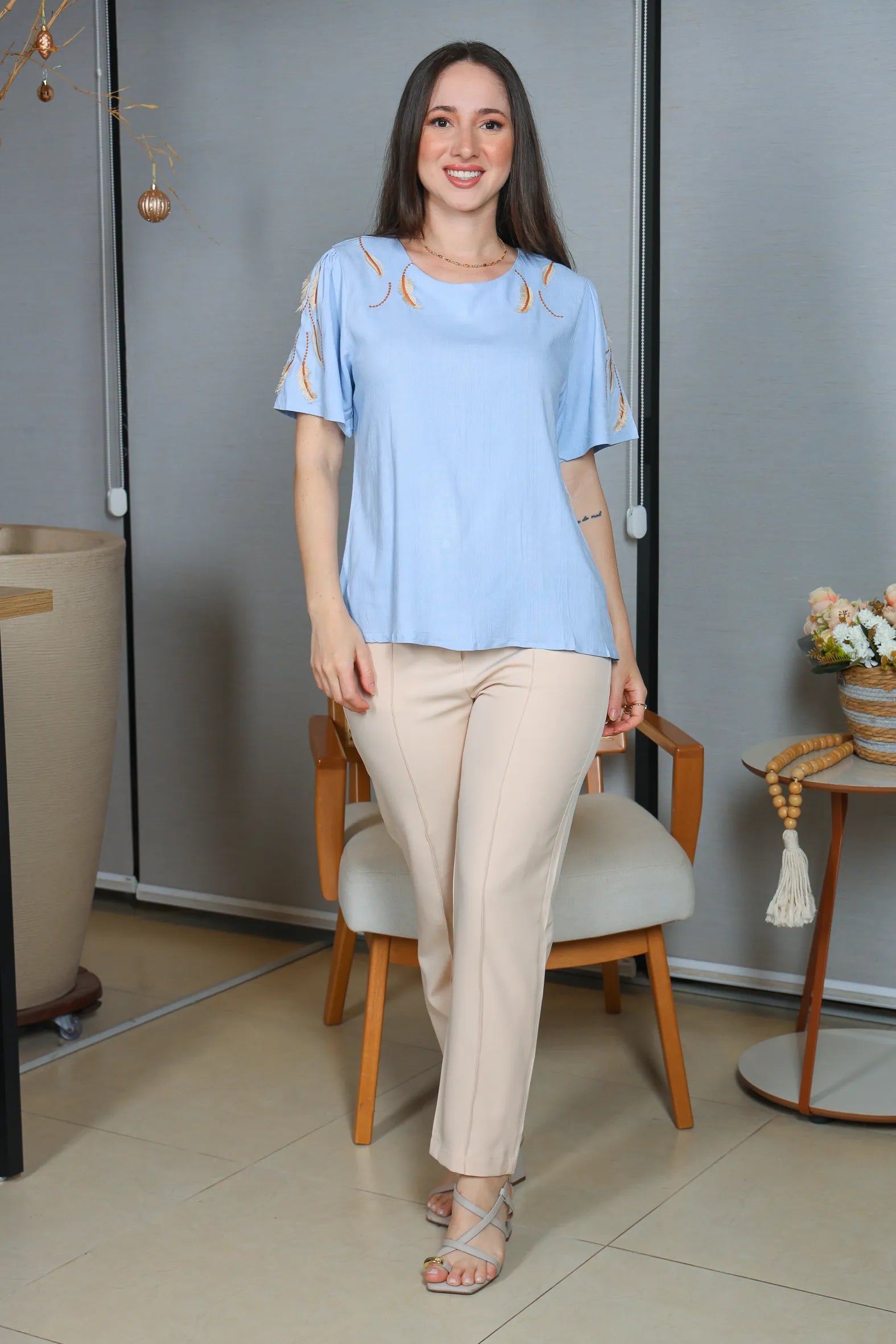 Blusa Manga Curta Visco Linen Detalhes em Bordado Amélia Azul