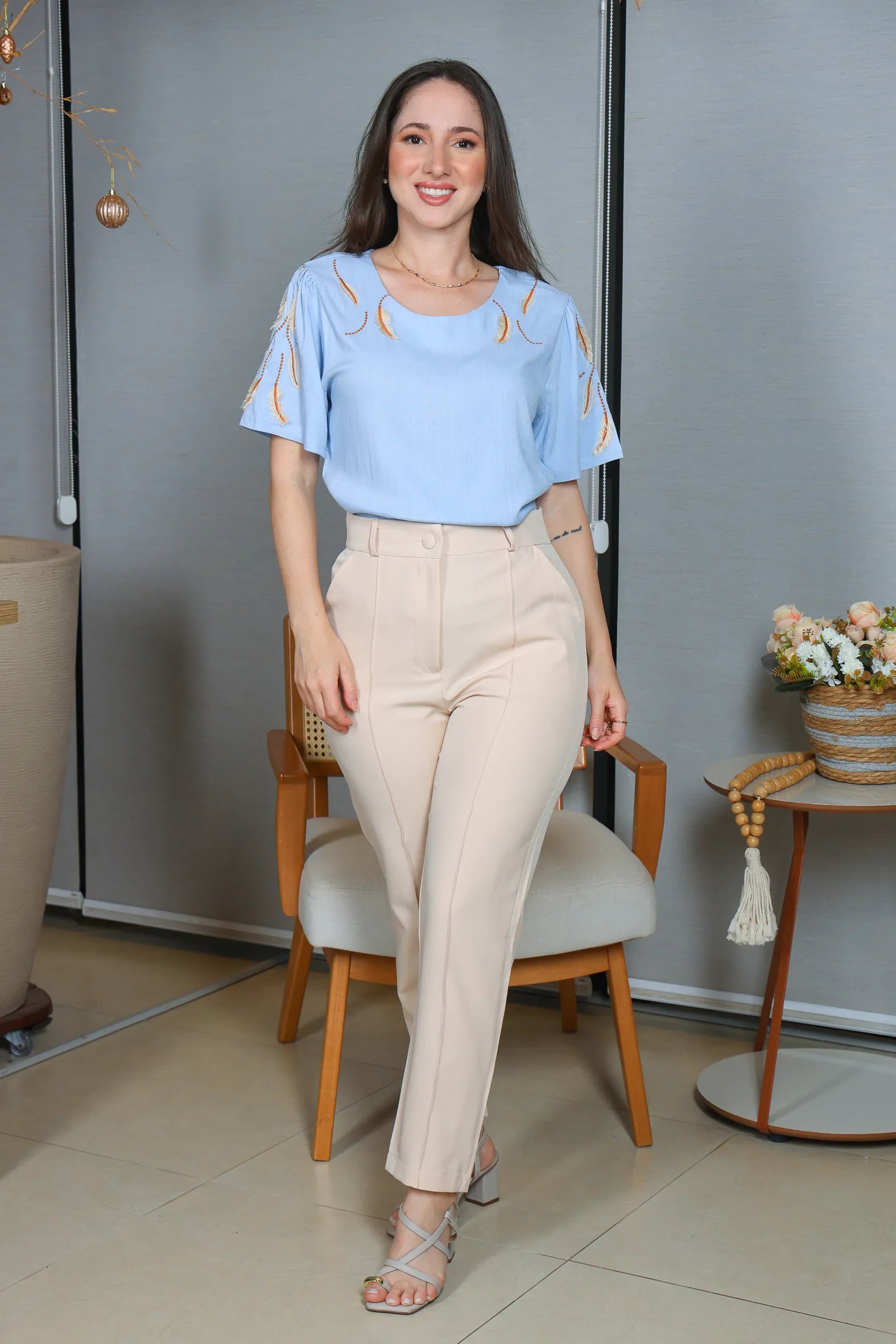 Blusa Manga Curta Visco Linen Detalhes em Bordado Amélia Azul