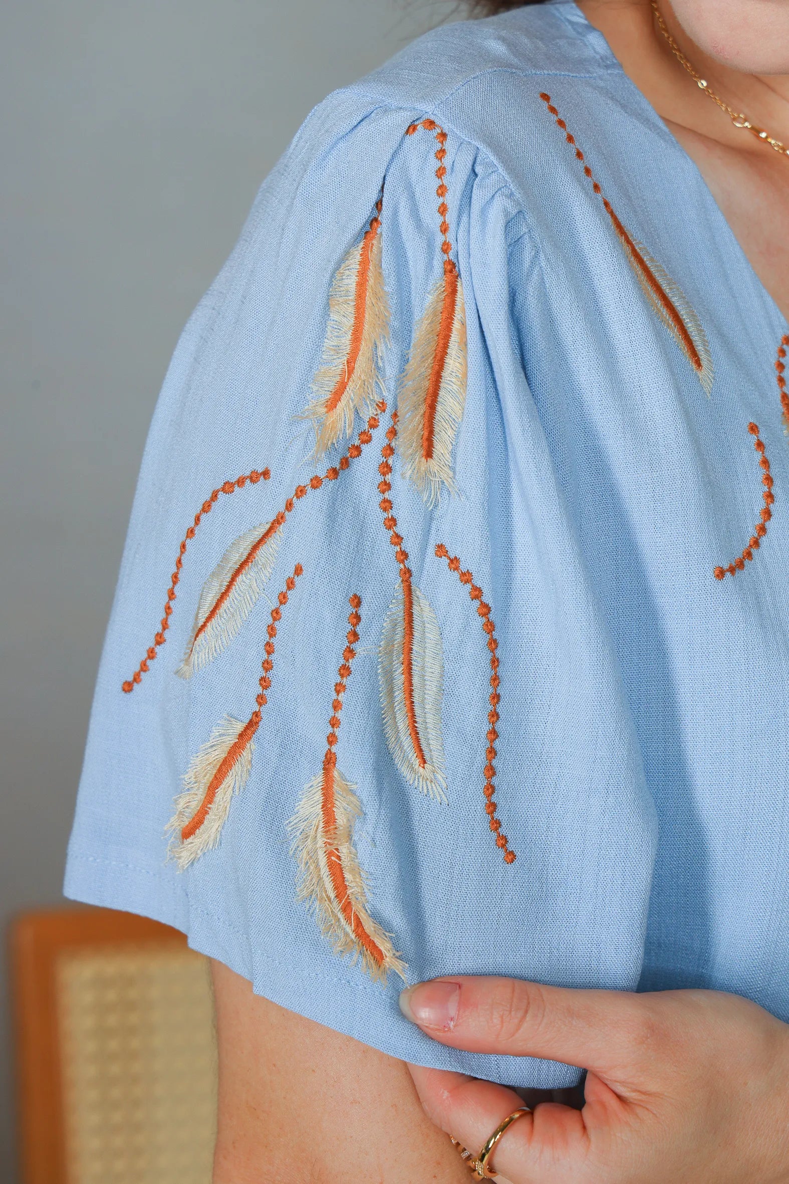 Blusa Manga Curta Visco Linen Detalhes em Bordado Amélia Azul