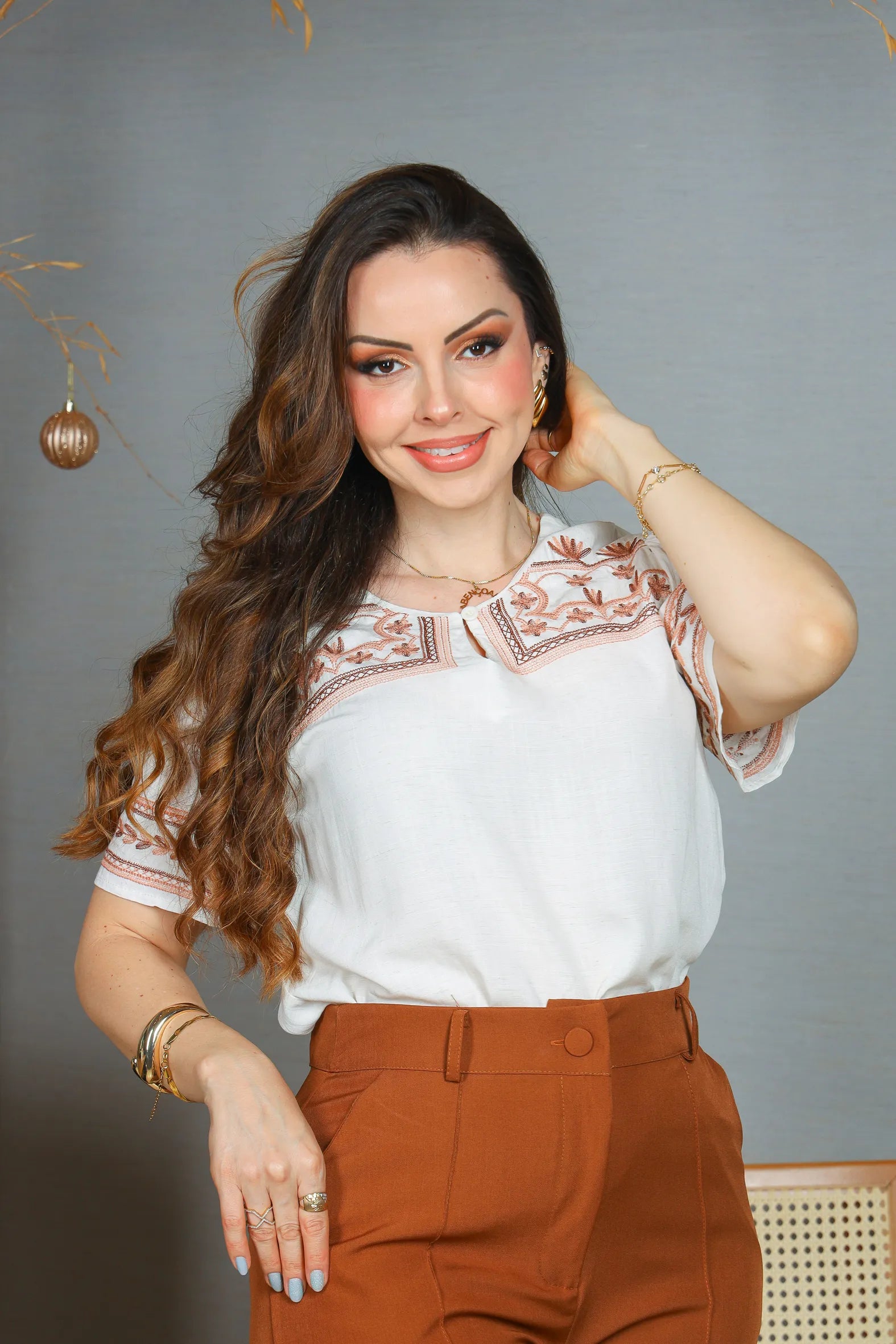 Blusa Manga Curta Visco Linho Decote em "V" Detalhe Bordado Patricia Branca