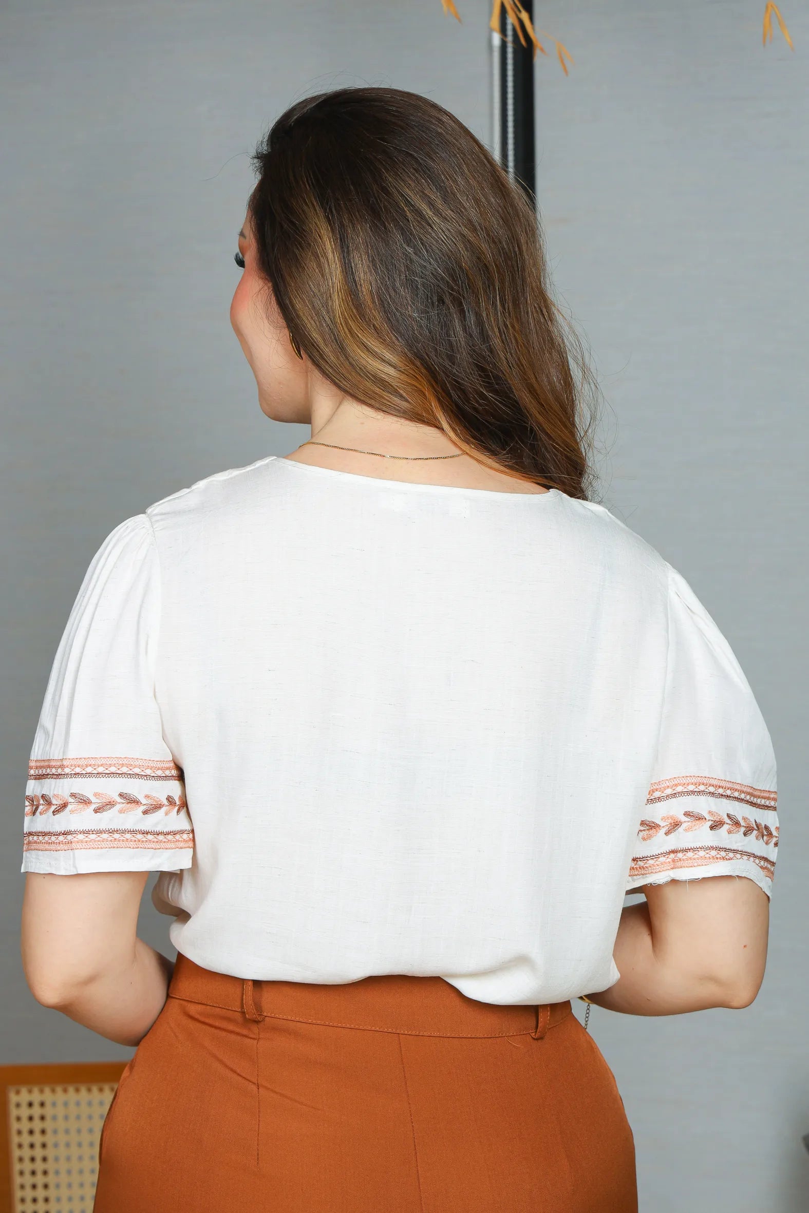 Blusa Manga Curta Visco Linho Decote em "V" Detalhe Bordado Patricia Branca