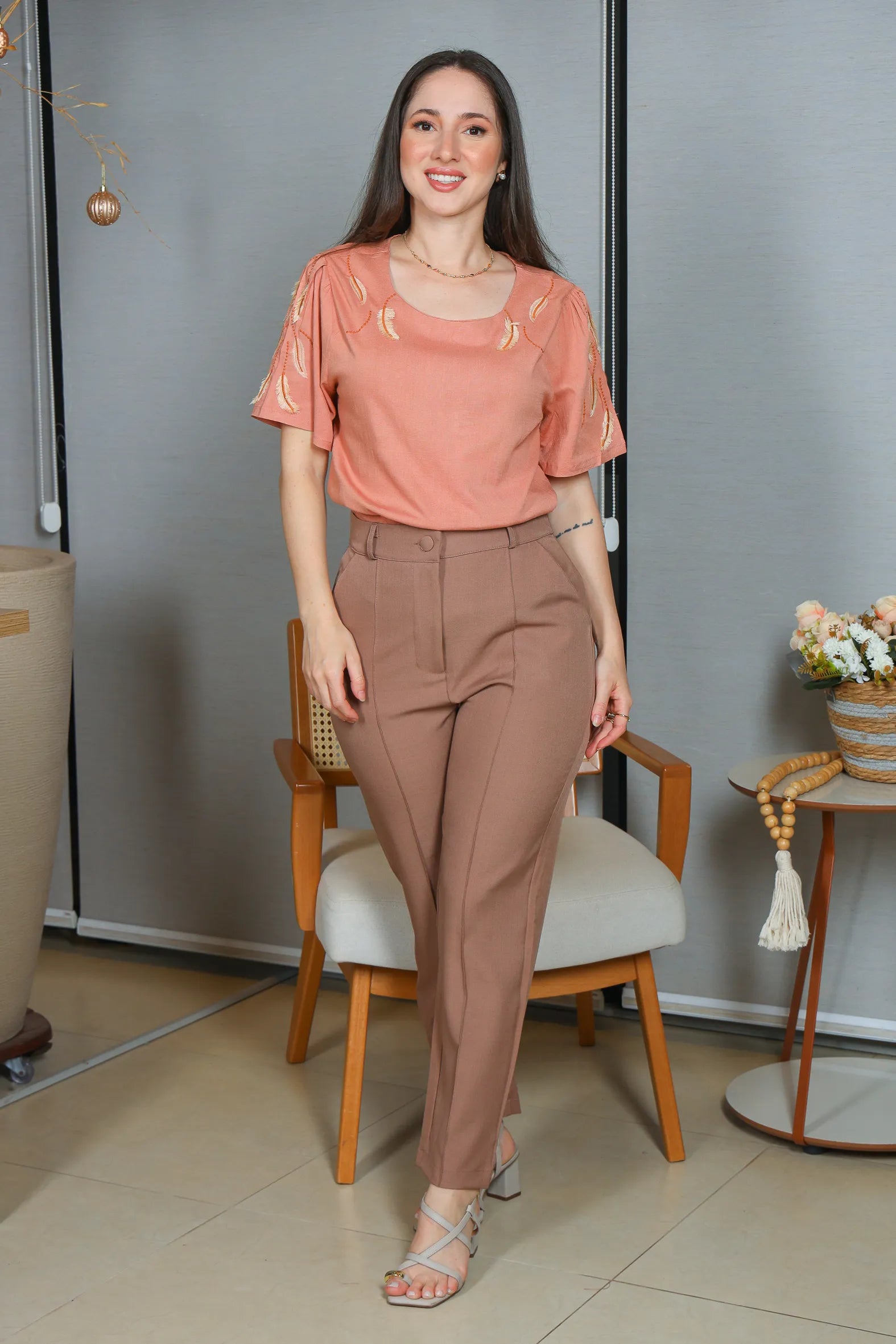 Blusa Manga Curta Visco Linen Detalhes em Bordado Amélia Rosê